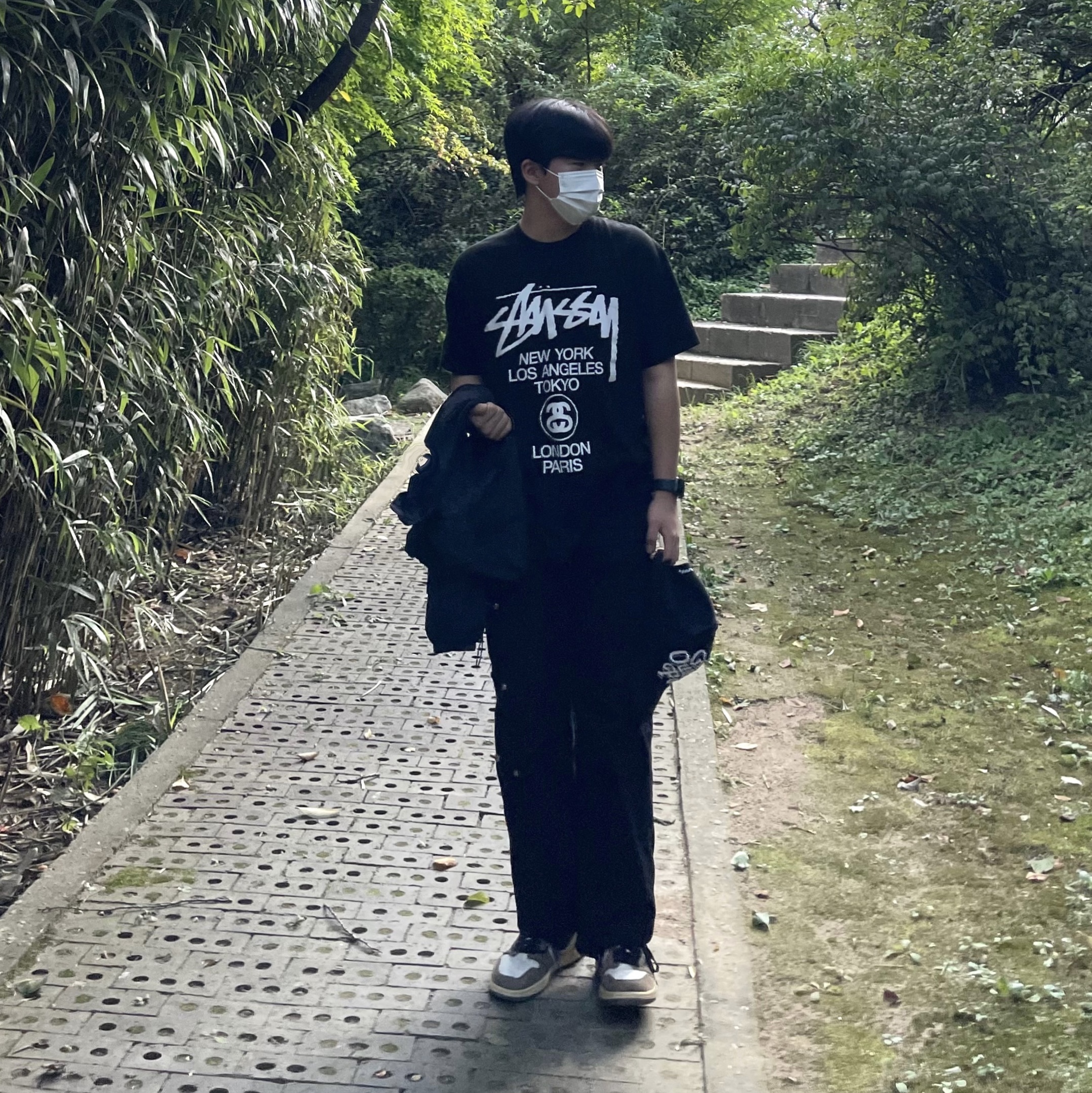 Stussy World Tour T-Shirt Black, Jordan 1 x Travis Scott Retro High OG SP Mocha 착용 스타일