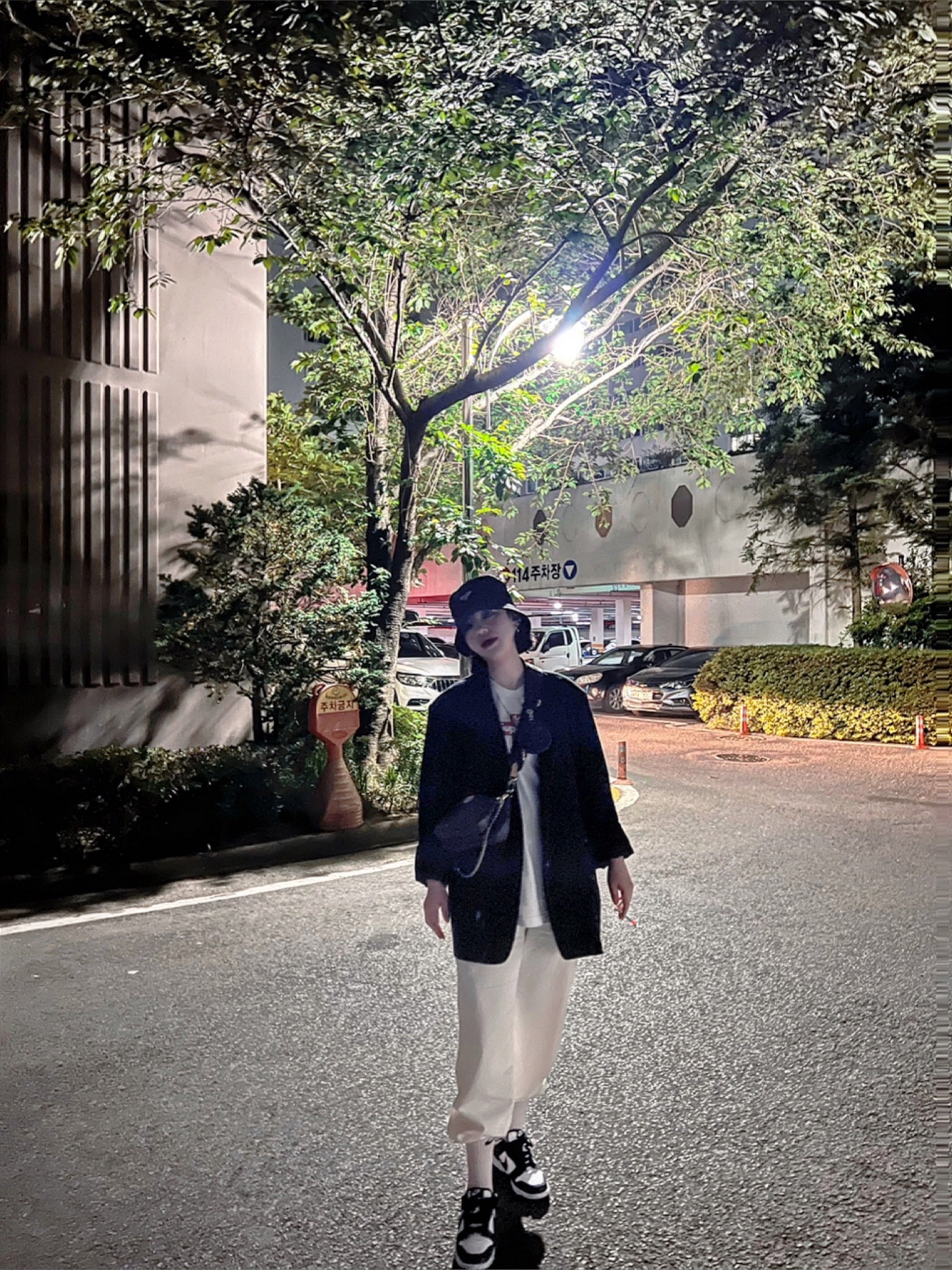 Prada Re-Nylon Bucket Hat Black, Prada Re-Edition 2005 Re-Nylon Shoulder Bag Black 착용 스타일