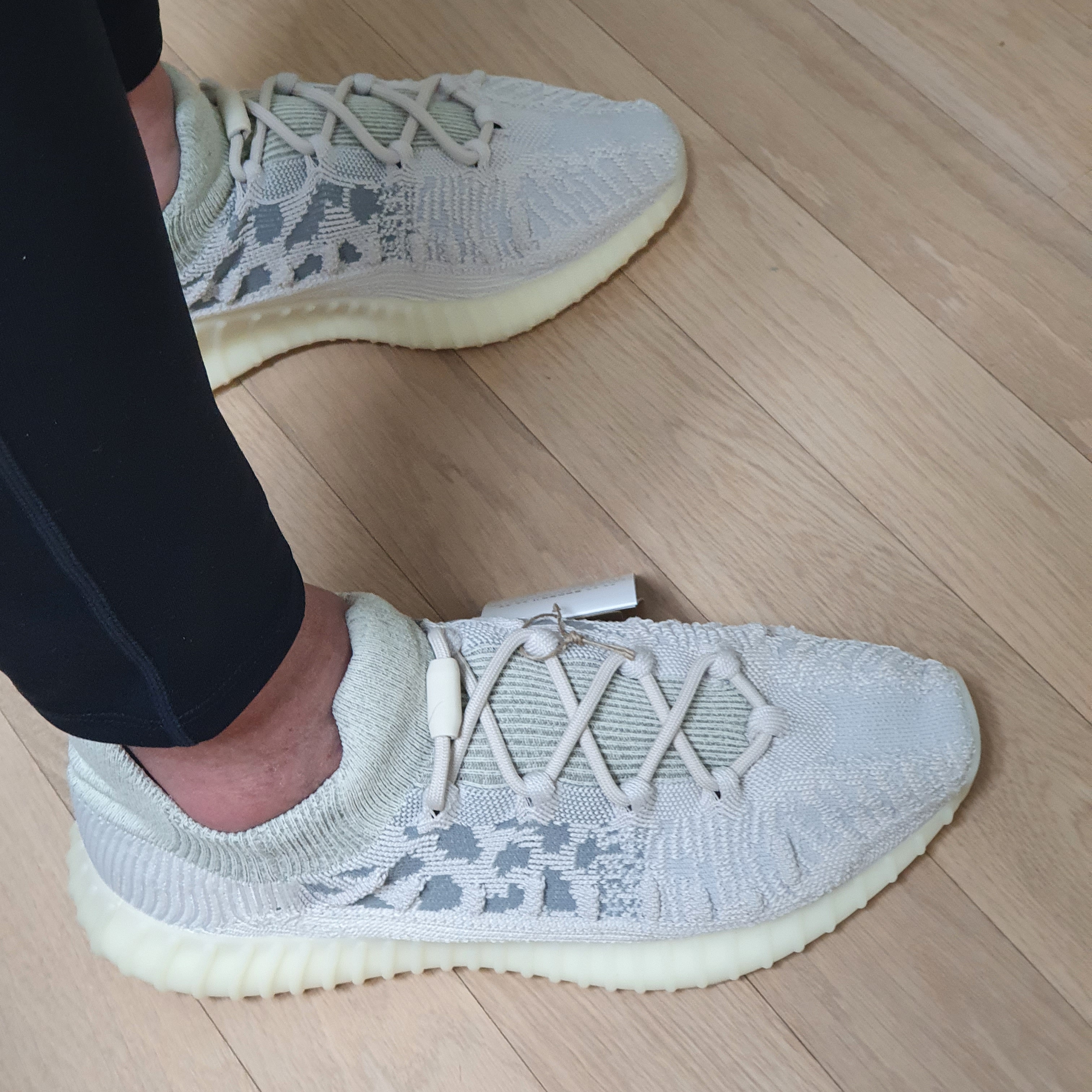 Adidas Yeezy 350 V2 CMPCT Slate Bone 2022/2023 착용 스타일 - 1