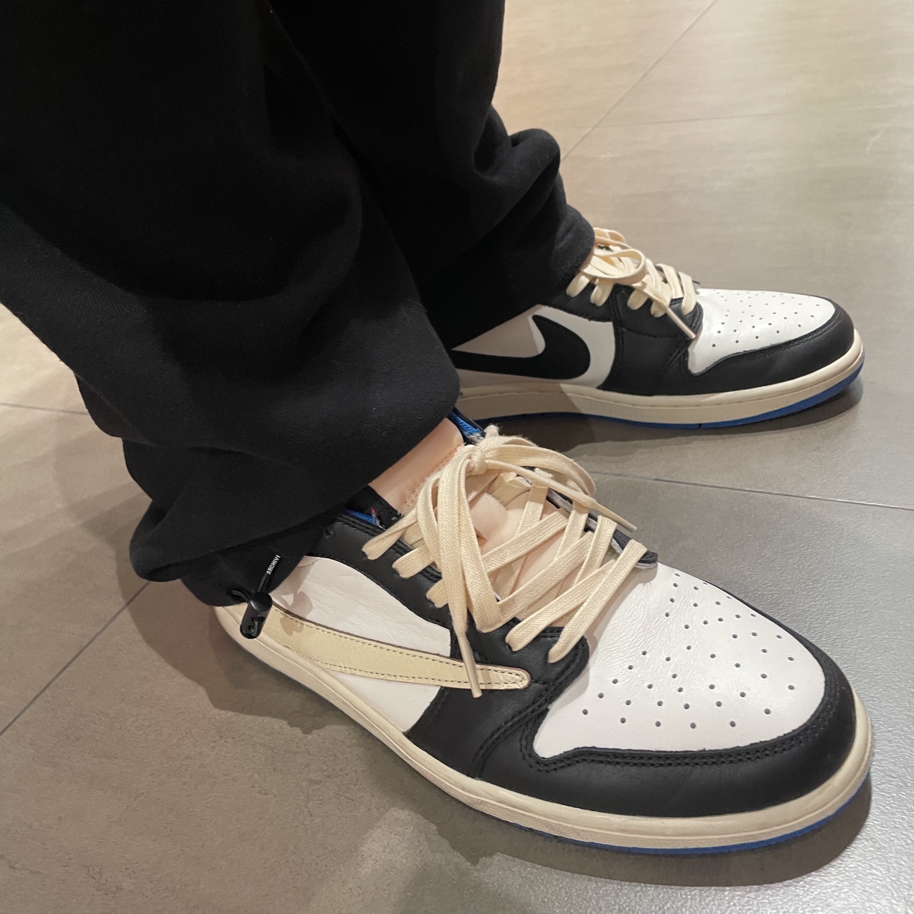 Jordan 1 x Travis Scott x Fragment Retro Low OG SP Military Blue 착용 스타일 - 2