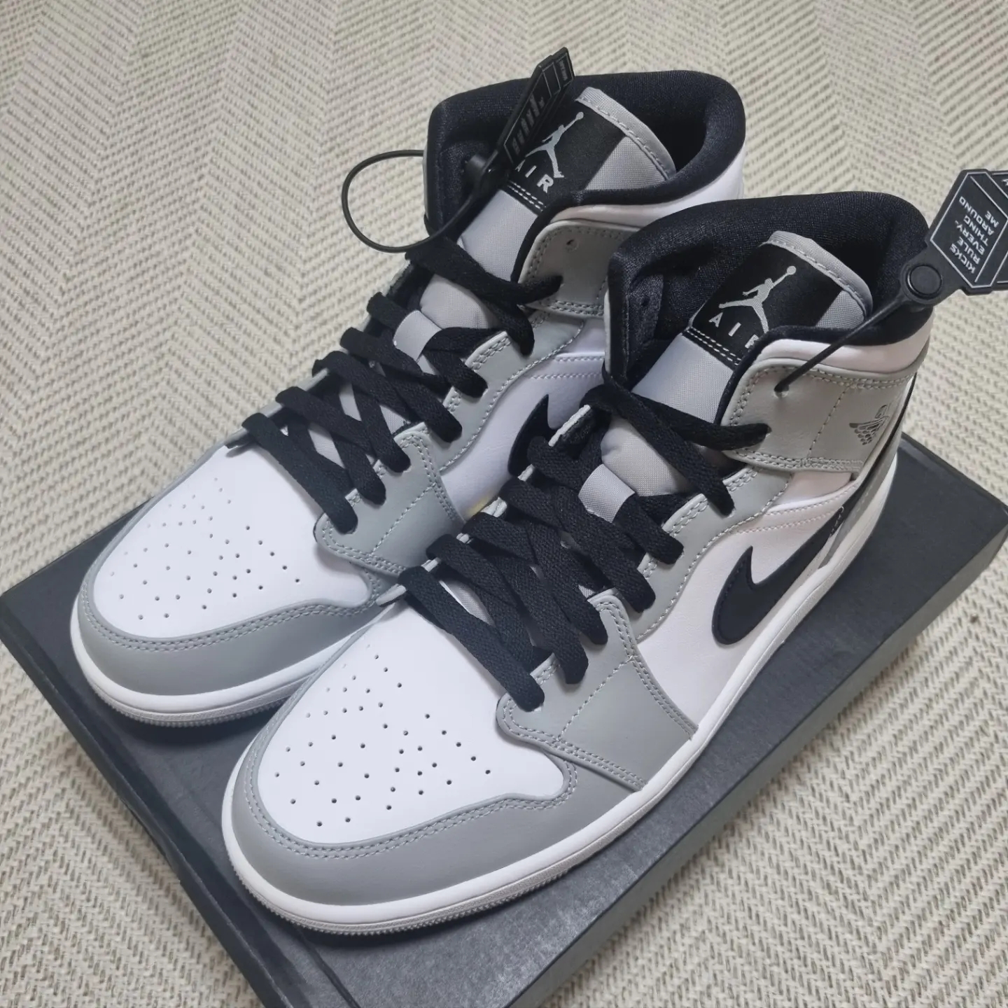 Jordan 1 Mid Light Smoke Grey 착용 스타일 - 1