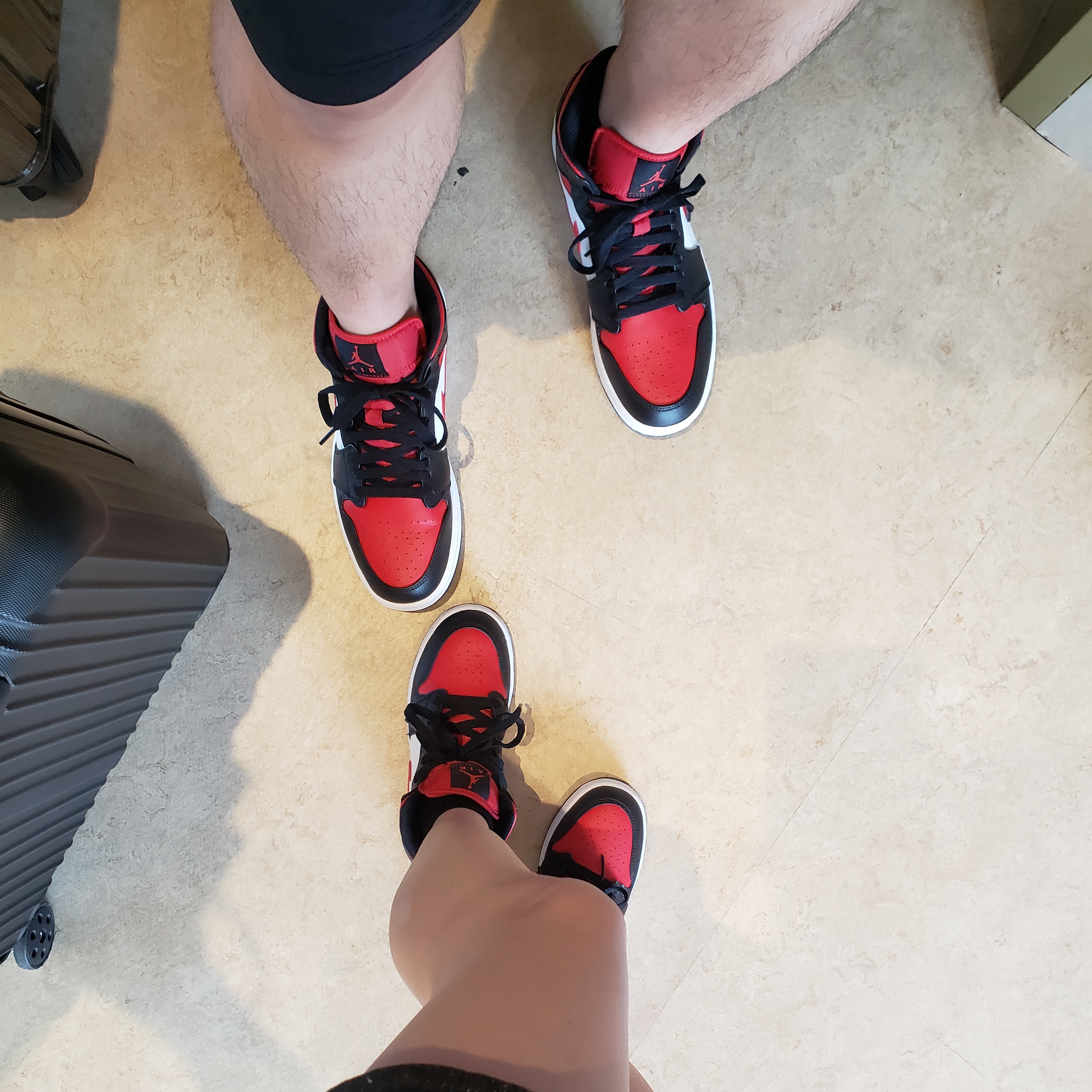 Jordan 1 Mid Black Fire Red 착용 스타일 - 2