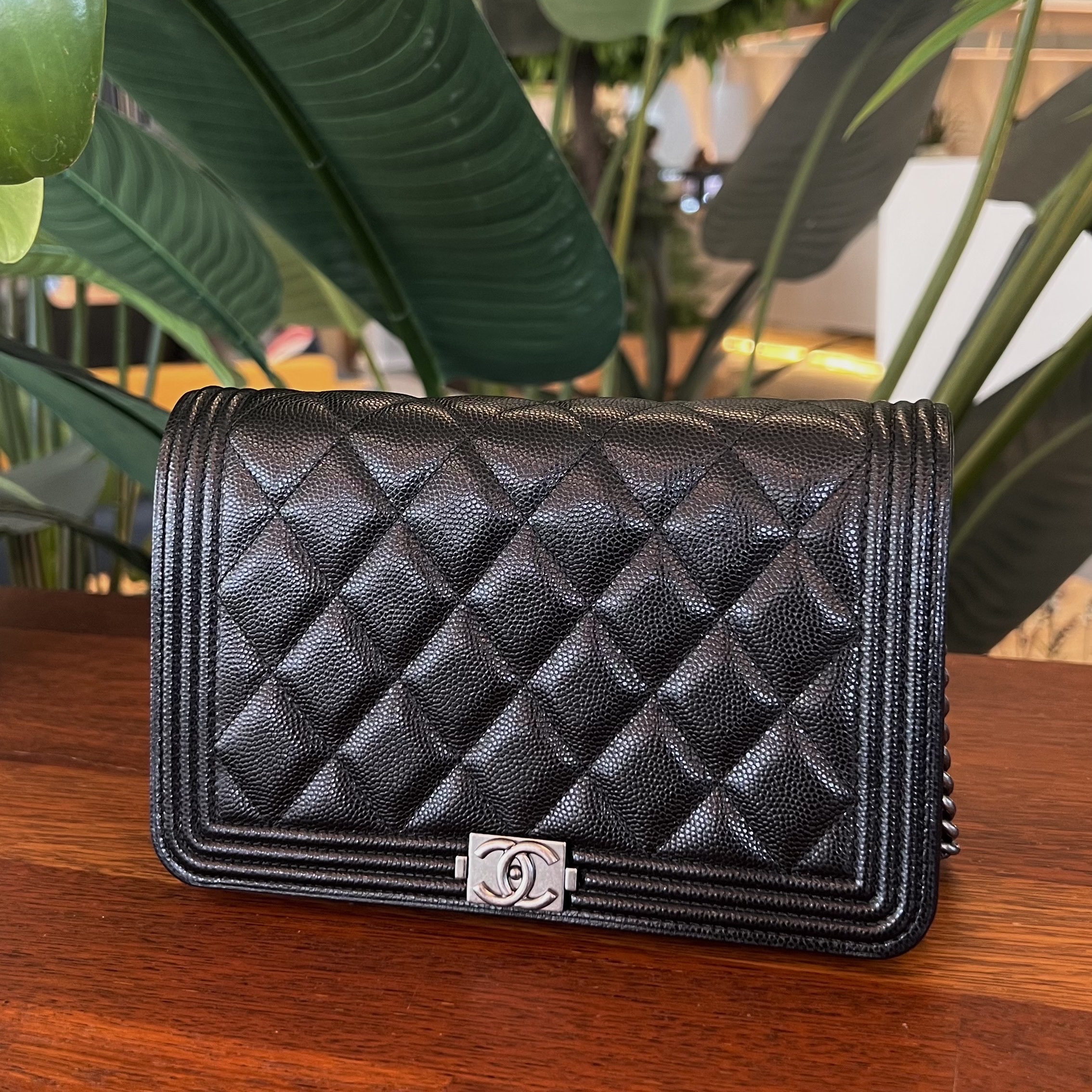 Chanel Boy Chanel Wallet On Chain Grained Calfskin & Ruthenium Black 착용 스타일