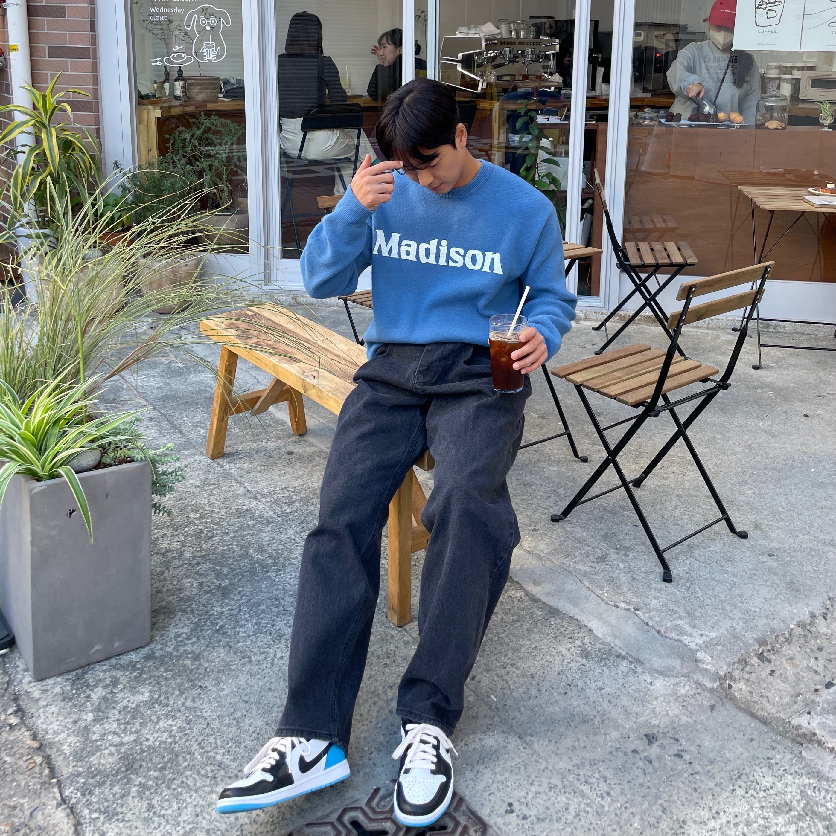 Jordan 1 Retro Low OG Black and Dark Powder Blue 착용 스타일 - 2