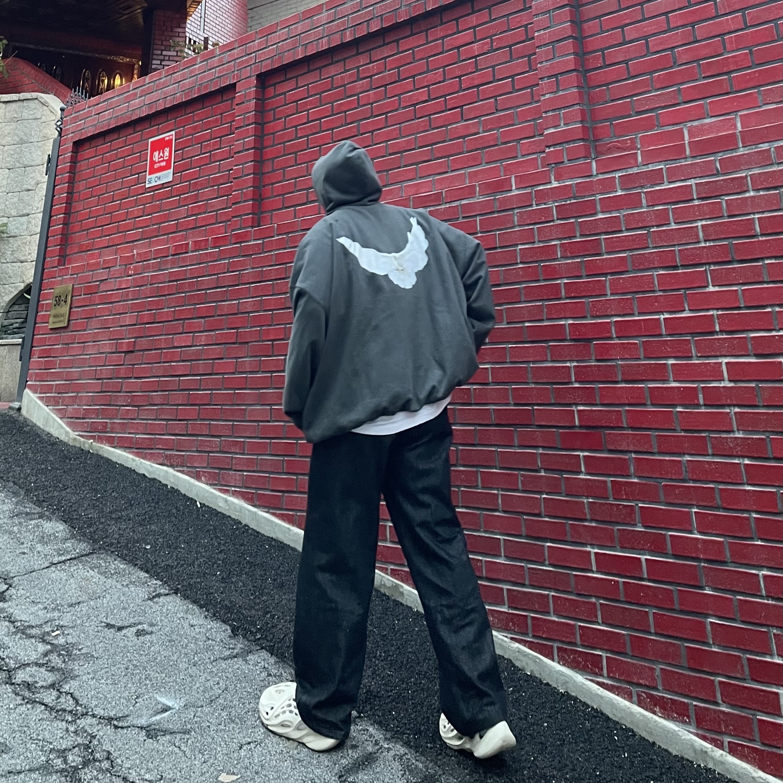 Yeezy Gap Engineered By Balenciaga Dove Hoodie Black, Adidas Yeezy Foam RNNR Sand 착용 스타일