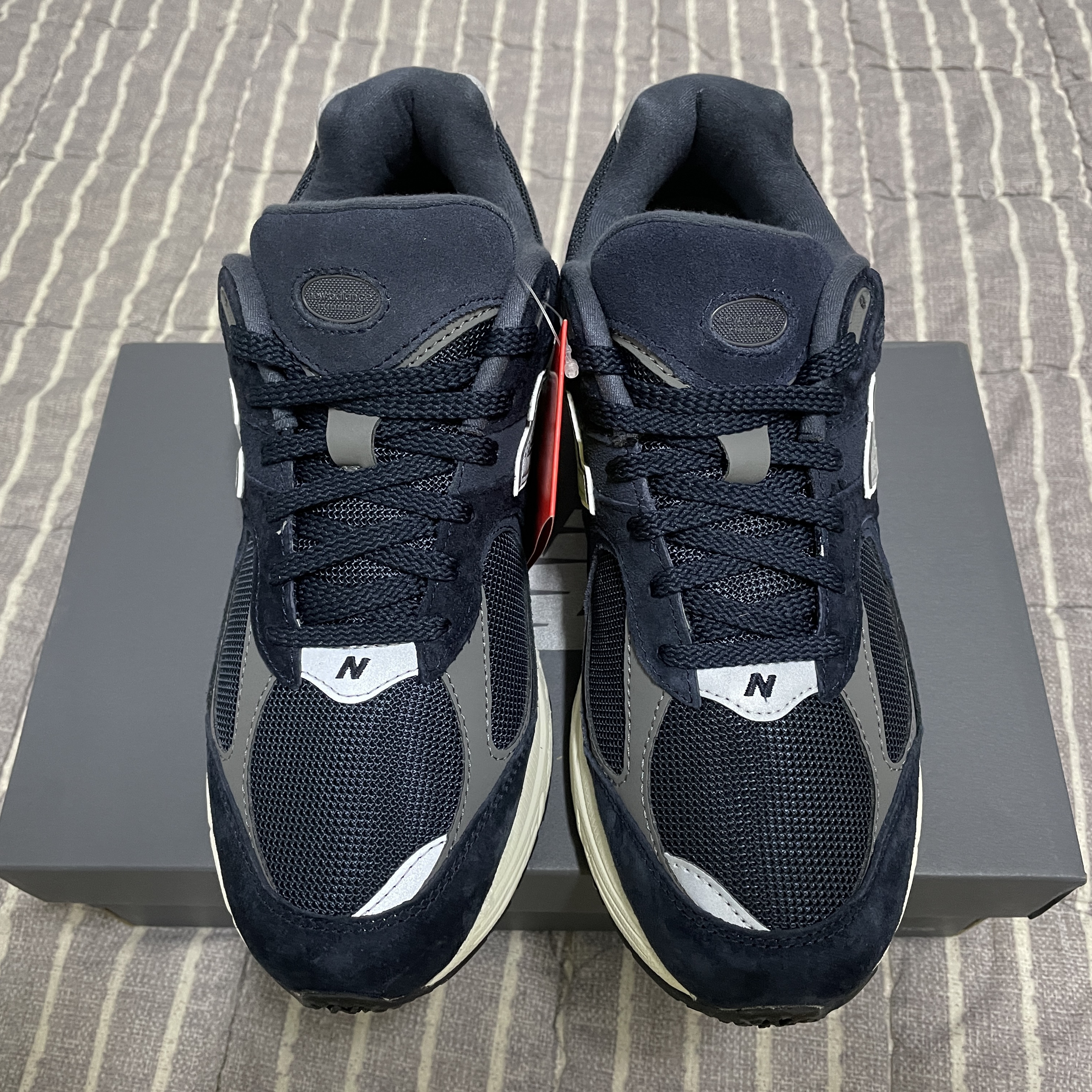 New Balance 2002R Eclipse Castlerock 착용 스타일 - 2