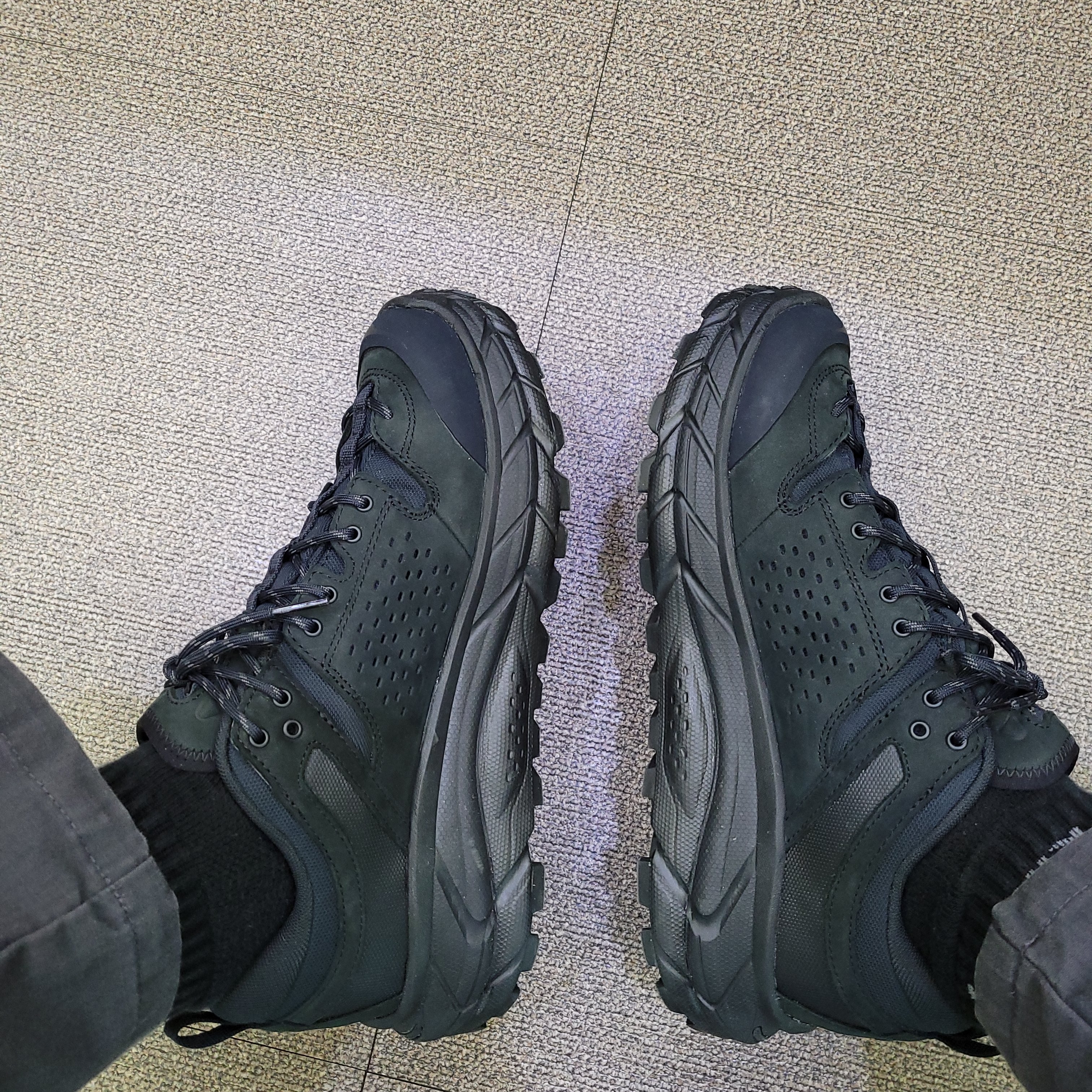 Hoka Tor Ultra Low Black 착용 스타일 - 2