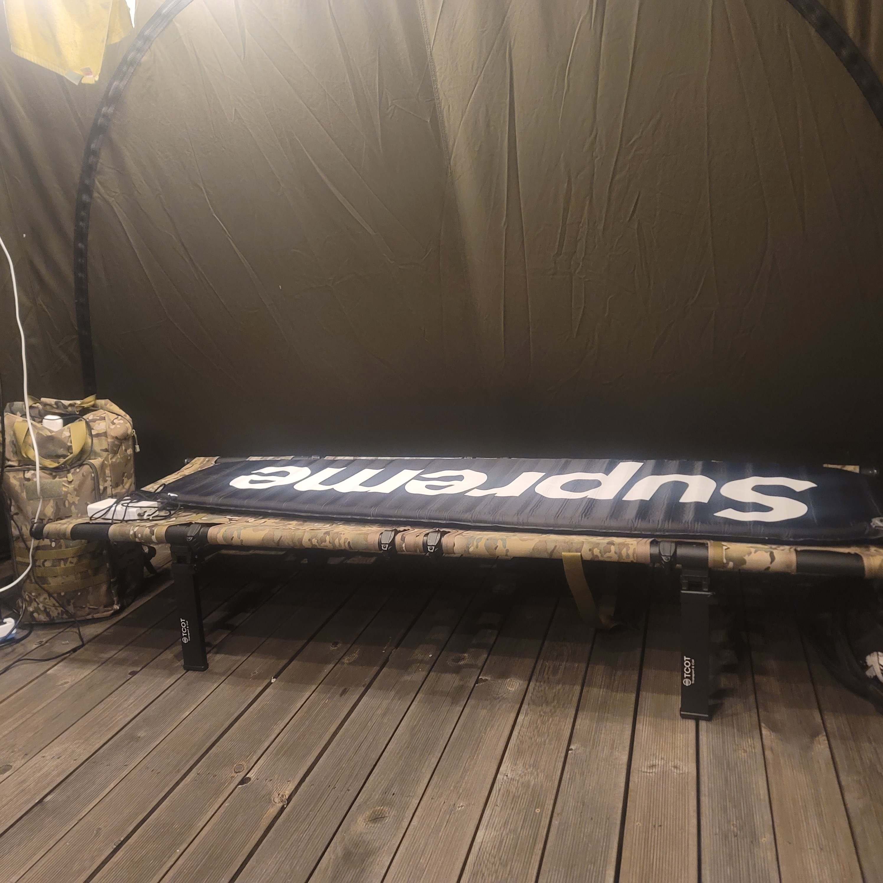 Supreme x Sea to Summit Self Inflating Sleeping Mat Black - 21SS 착용 스타일