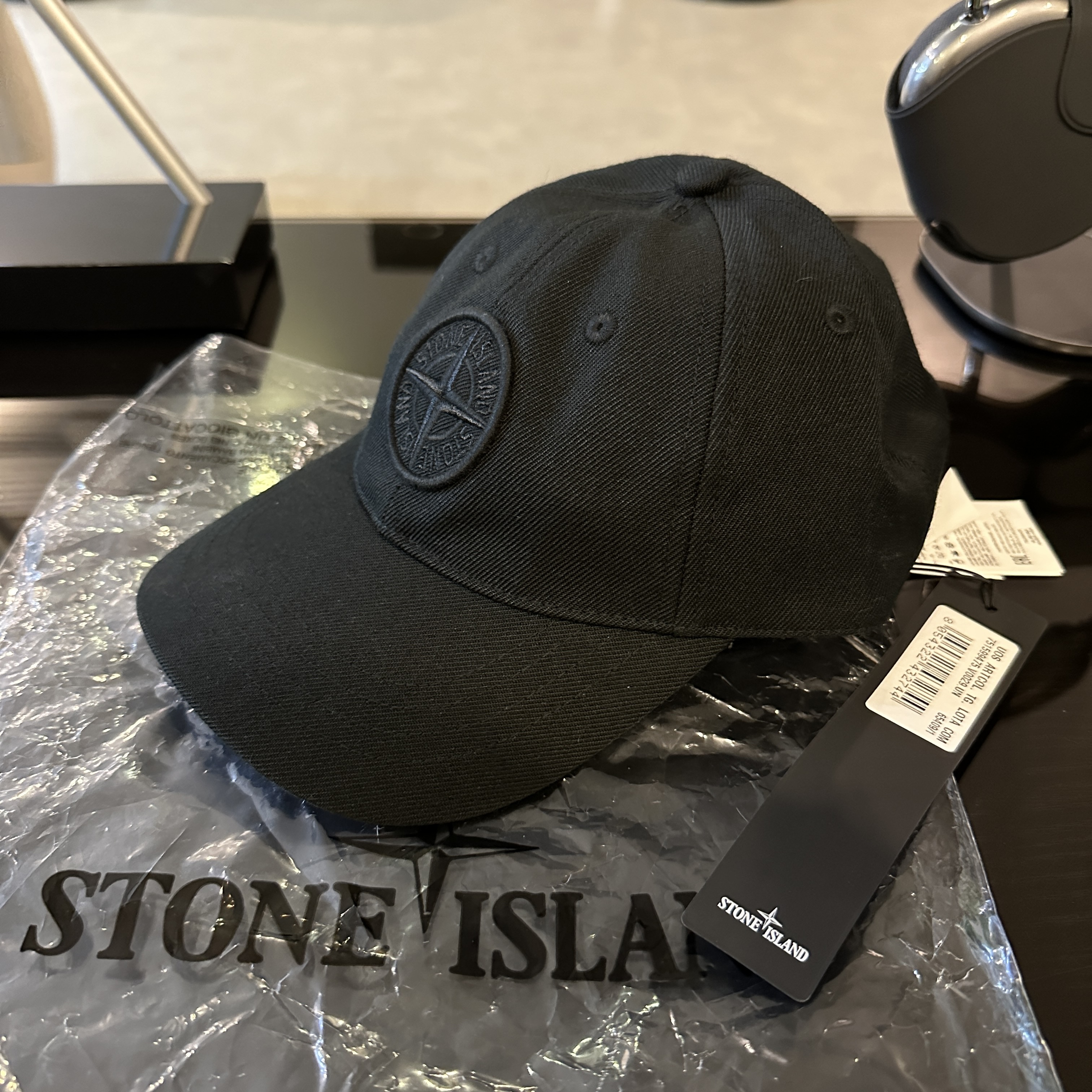 Stone Island 99468 Tonal Logo Cap Black - 21SS, Stone Island 99675 6-Panel Cap Black 착용 스타일 - 3