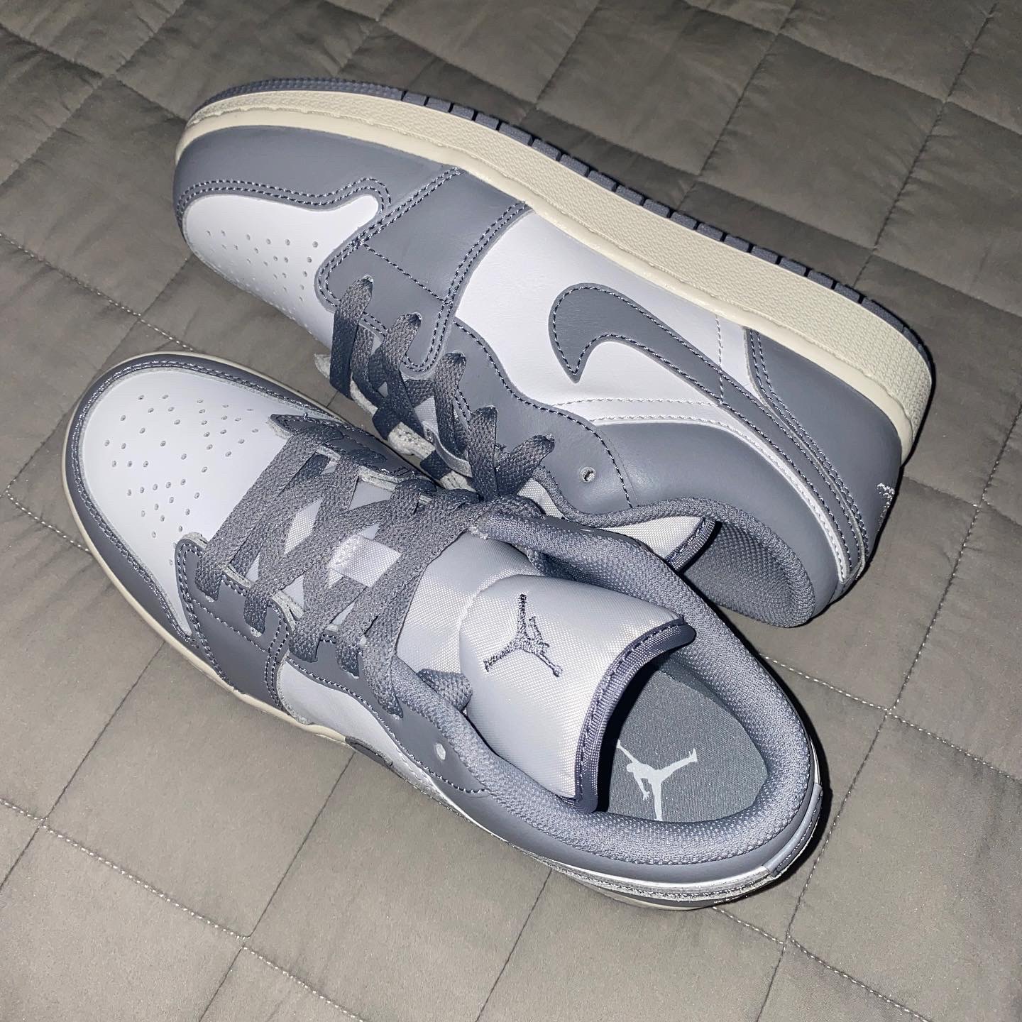 (GS) Jordan 1 Low Stealth and White 착용 스타일 - 1