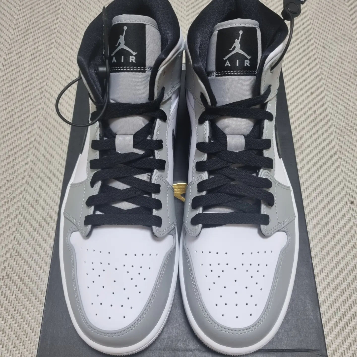 Jordan 1 Mid Light Smoke Grey 착용 스타일 - 4