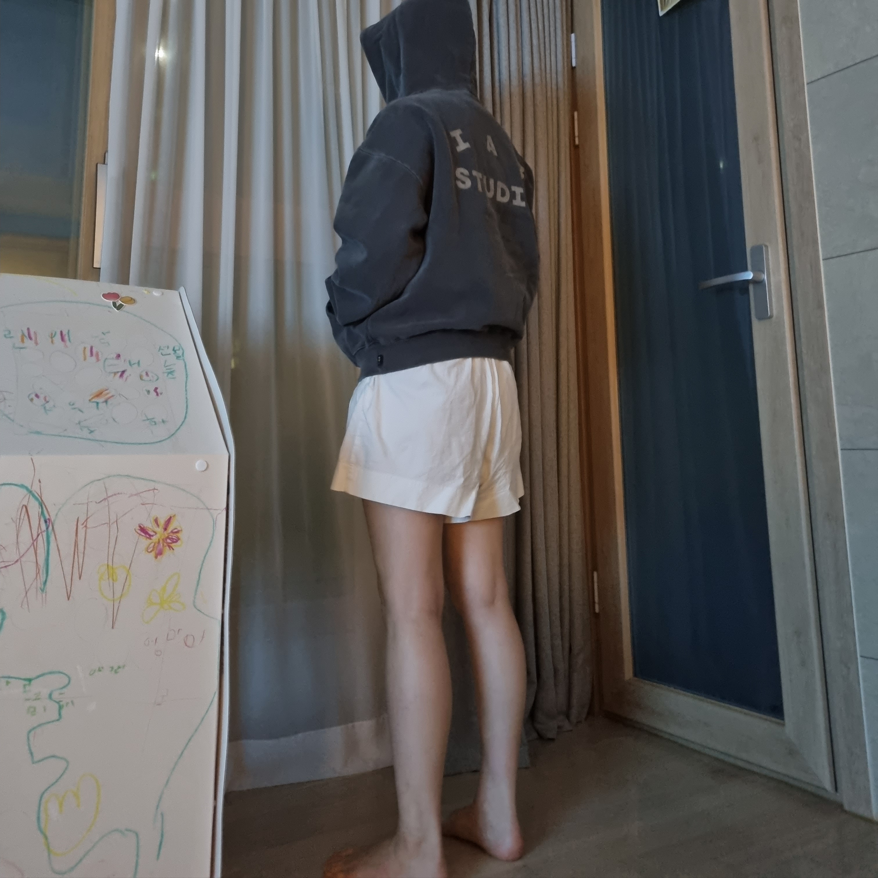 IAB Studio Pigment Hoodie & Sack Black 착용 스타일 - 2