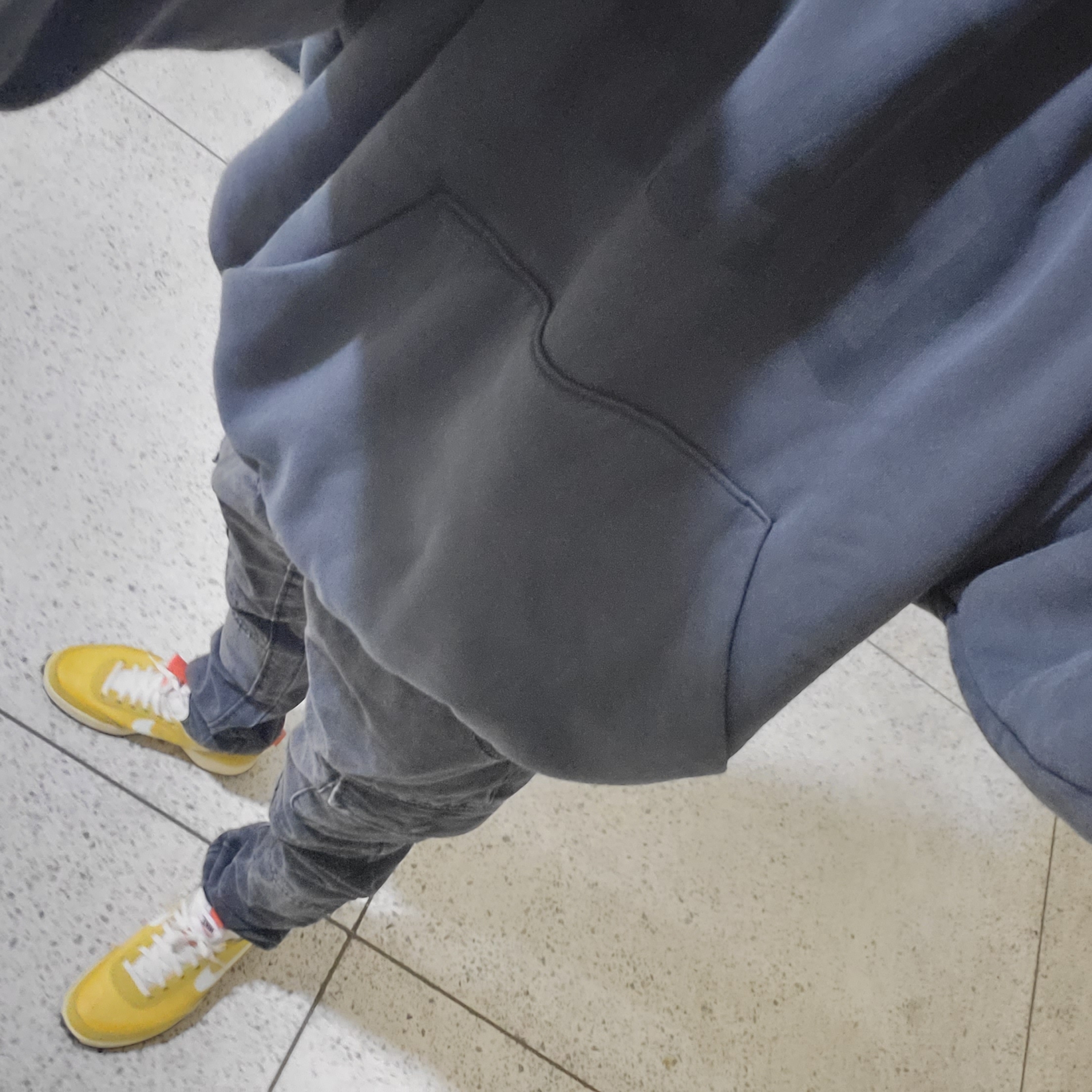 Yeezy Gap Engineered By Balenciaga Dove Hoodie Black 착용 스타일 - 3