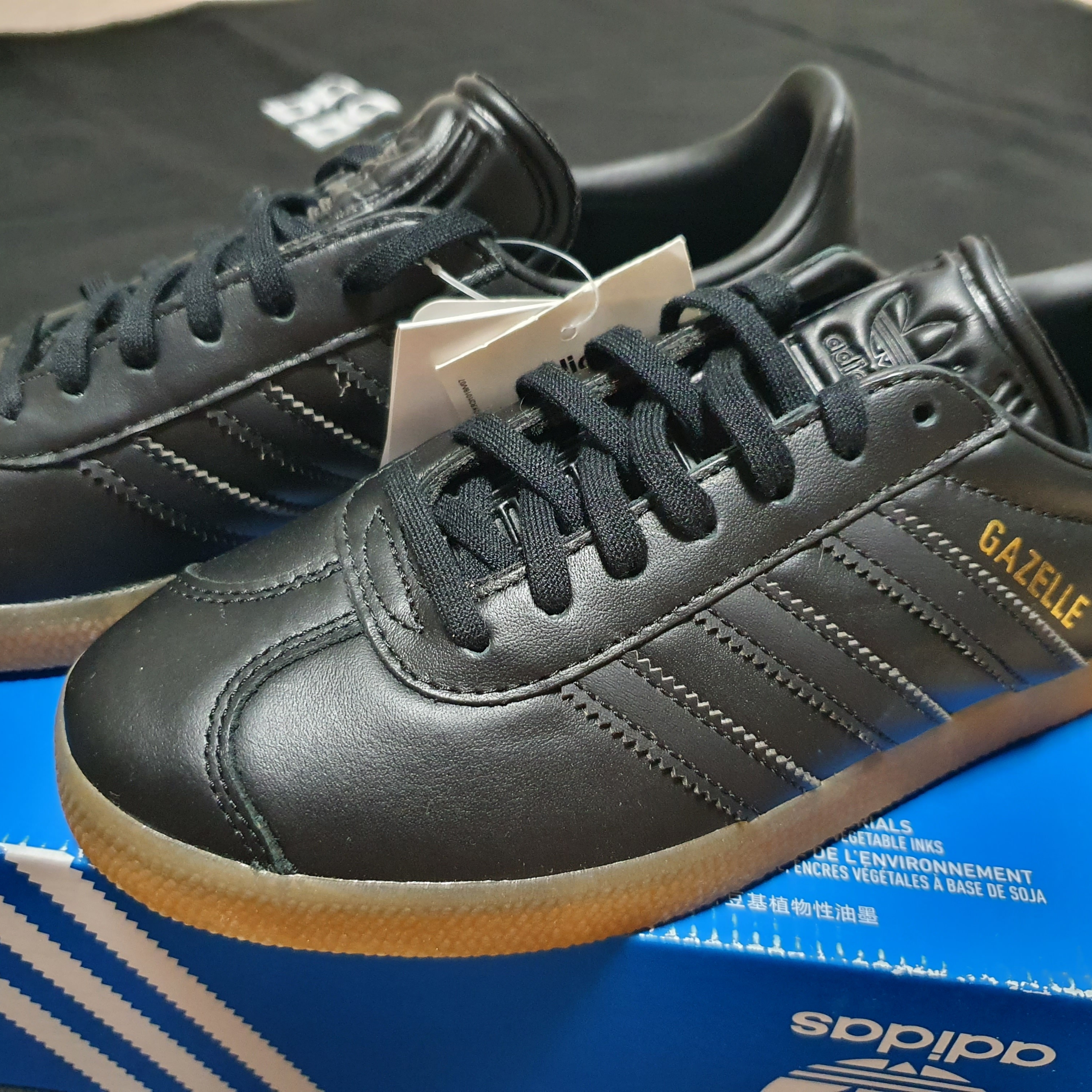 Adidas Gazelle Core Black Gum 착용 스타일 - 1