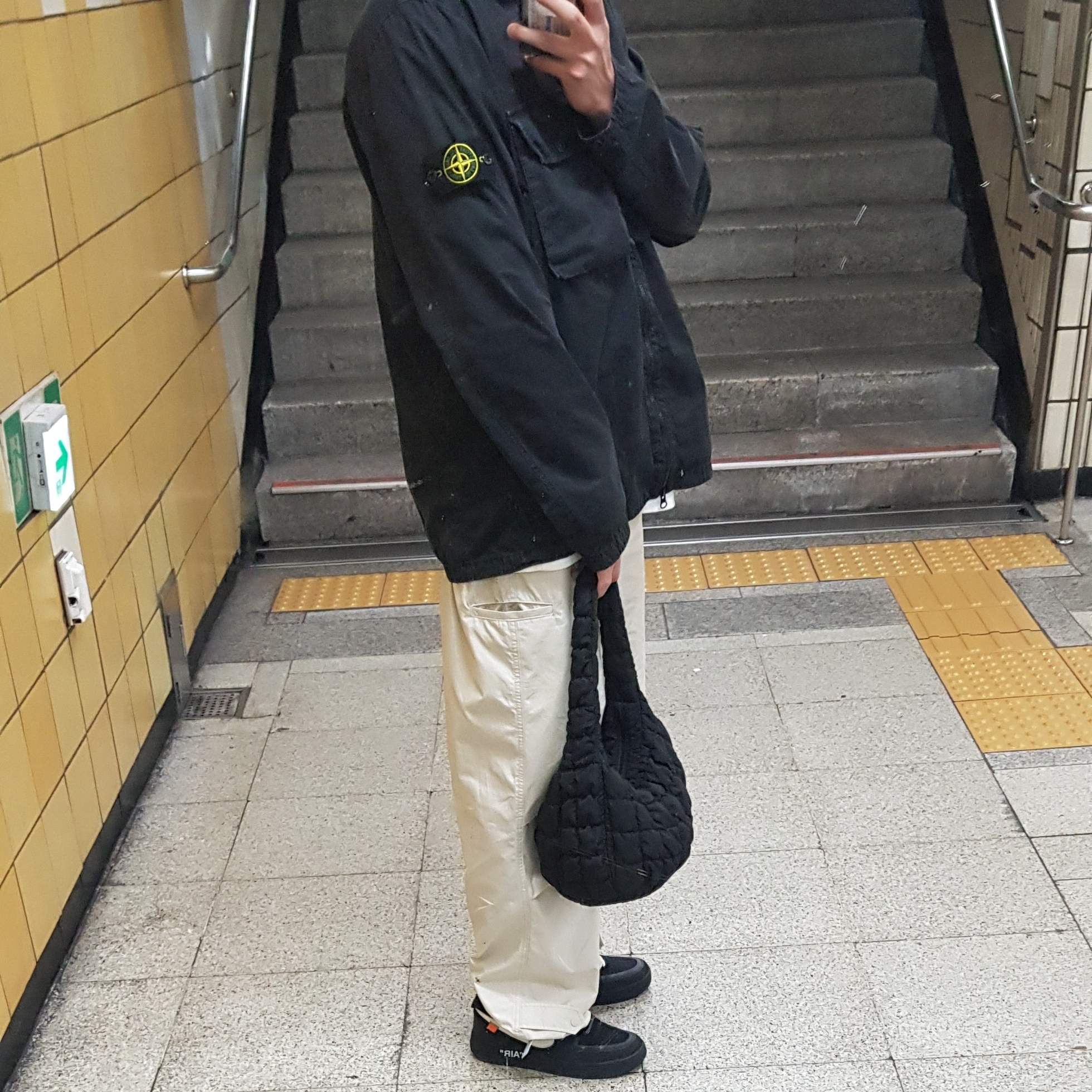 Stone Island 113WN T.CO+OLD Overshirt Black - 21FW, COS Quilted Mini Bag Black 착용 스타일 - 2