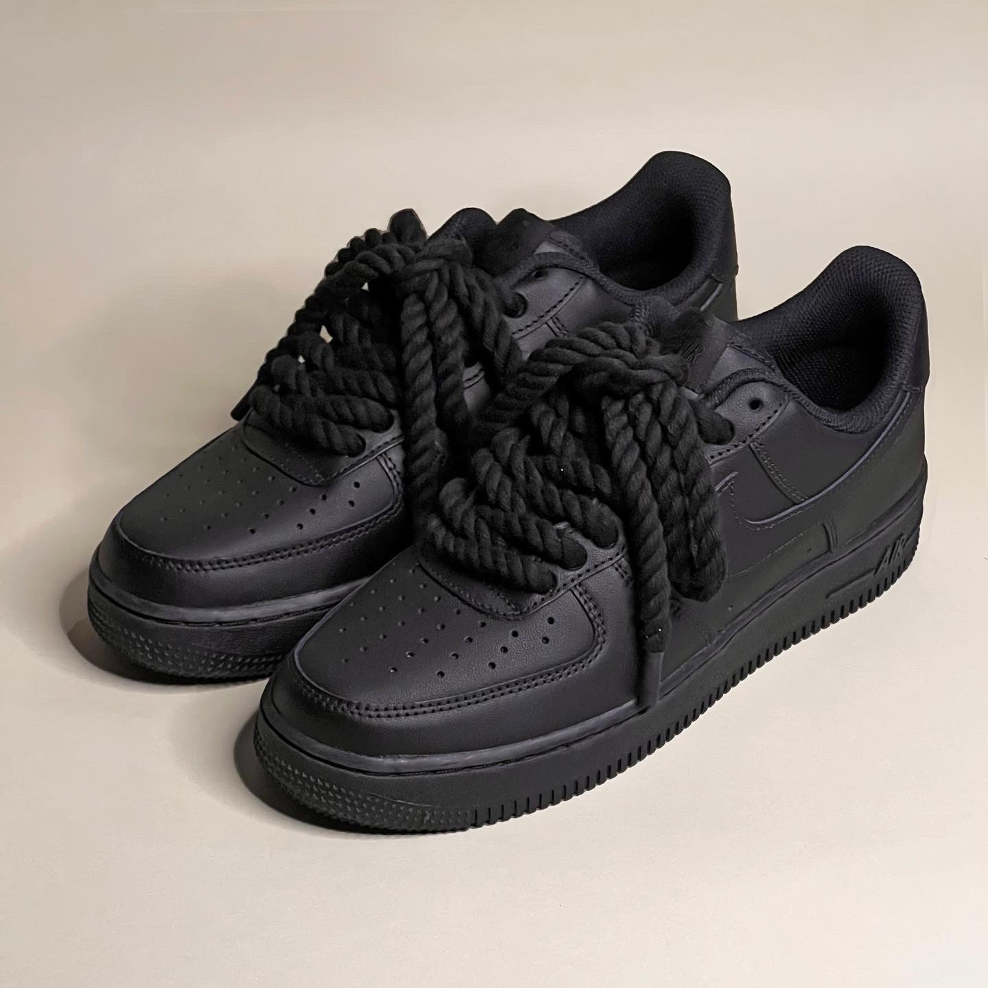 Nike Air Force 1 '07 Low Triple Black, (W) Nike Air Force 1 '07 Low Triple Black 착용 스타일 - 2