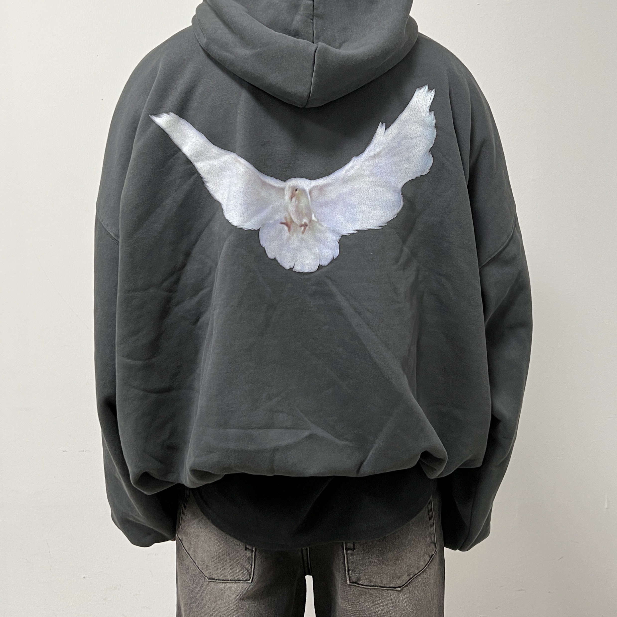 Yeezy Gap Engineered By Balenciaga Dove Hoodie Black 착용 스타일