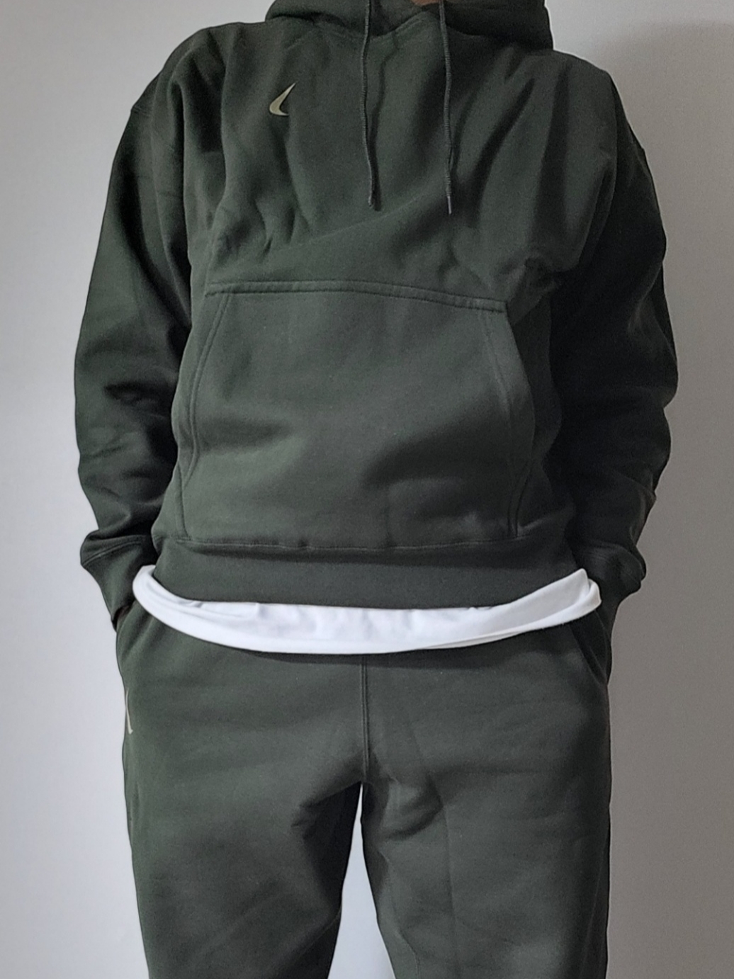 Nike x Billie Eilish NRG Fleece Hoodie Sequoia - Asia, Nike x Billie Eilish NRG Fleece Pants Sequoia - Asia 착용 스타일 - 1