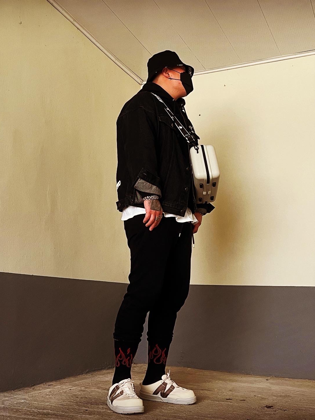 Off-White x Amore Pacific Protection Box (Without Cosmetics), New Balance CRV Mule V2 Ivory 착용 스타일 - 2