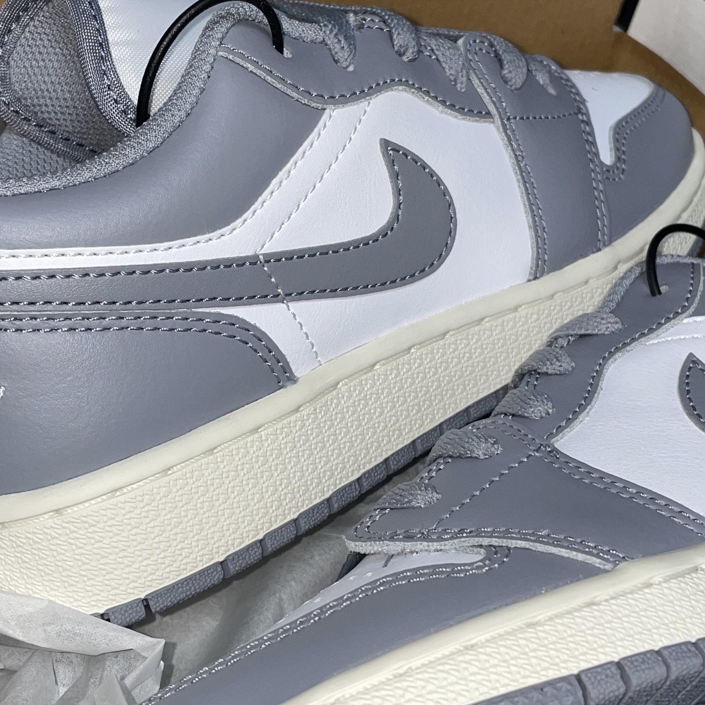 (GS) Jordan 1 Low Stealth and White 착용 스타일 - 1