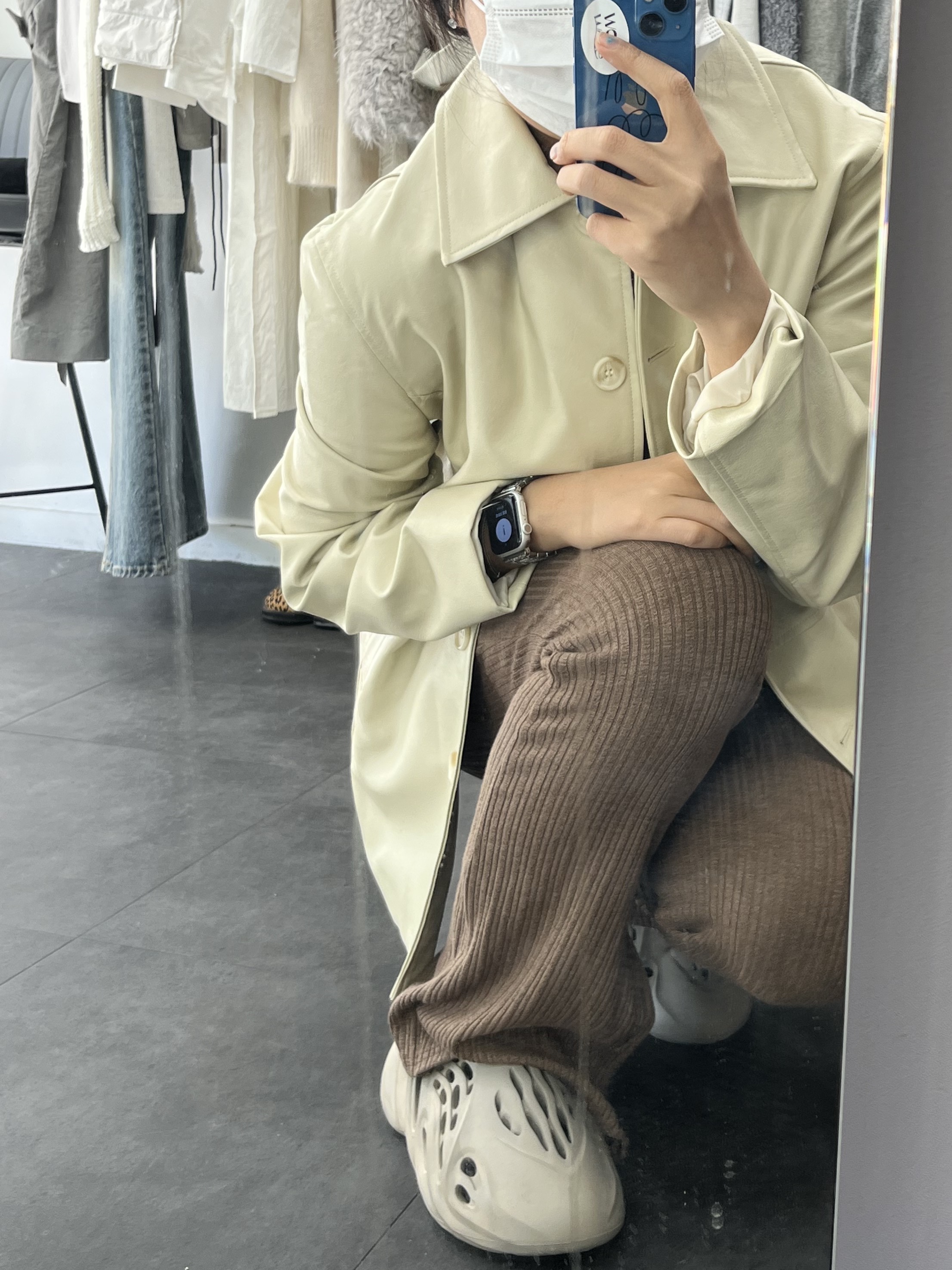 Adidas Yeezy Foam RNNR Stone Sage 착용 스타일 - 5