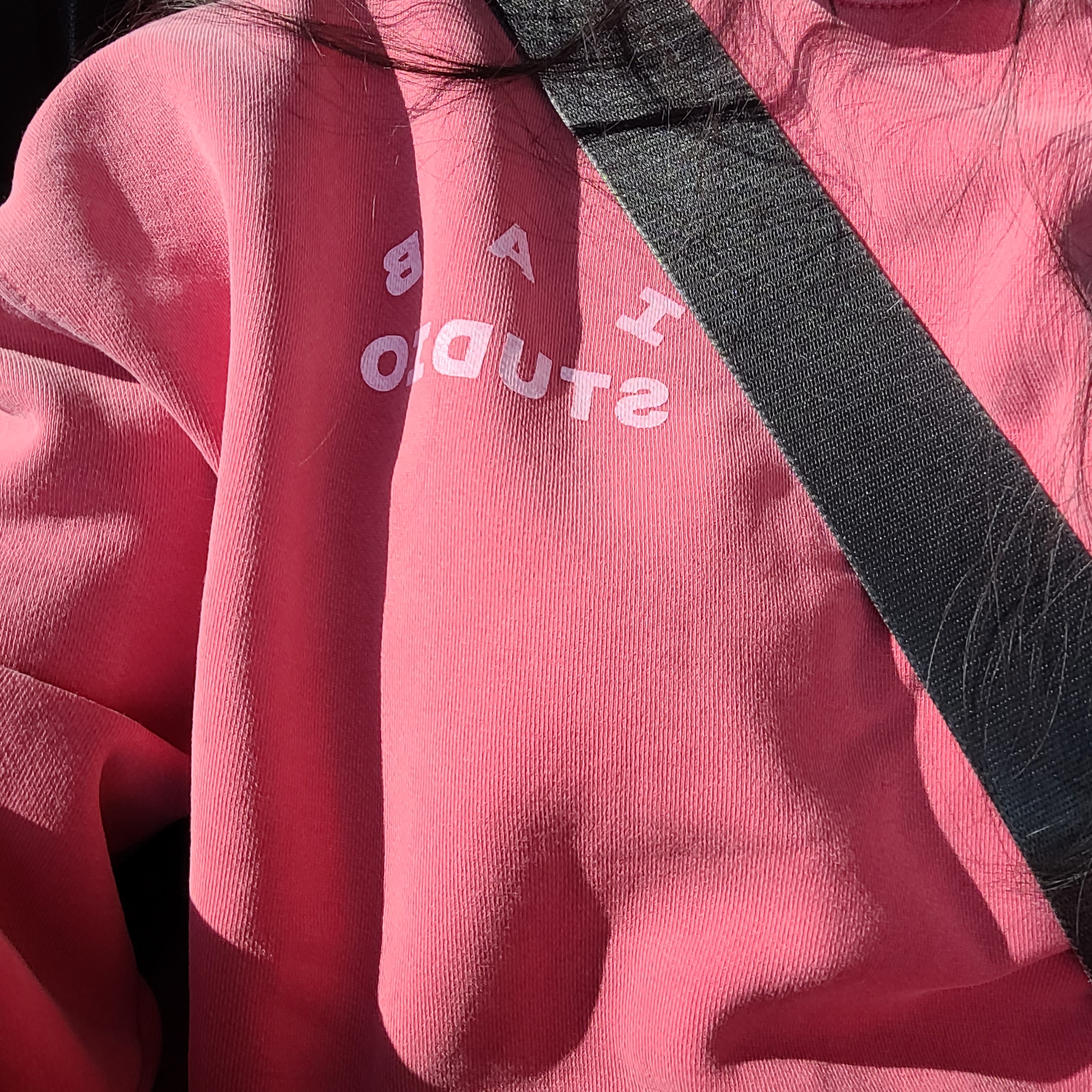 IAB Studio Pigment Hoodie & Sack Coral 착용 스타일