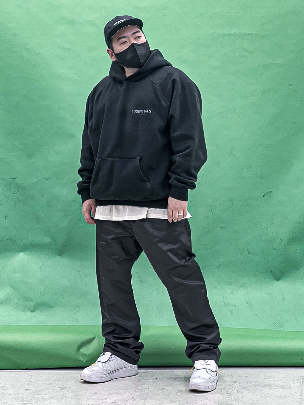 Essentials The Core Collection Pullover Hoodie Black, Essentials Relaxed Nylon Trousers Iron - 22SS 착용 스타일