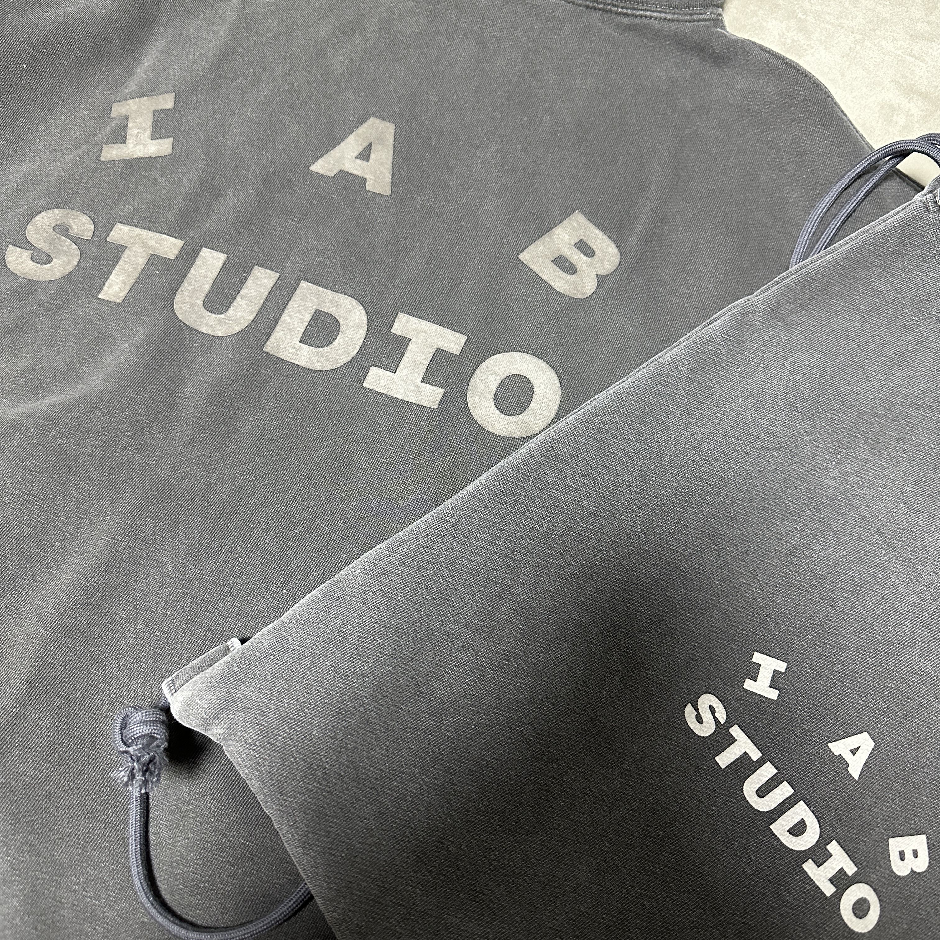 IAB Studio Pigment Hoodie & Sack Black 착용 스타일
