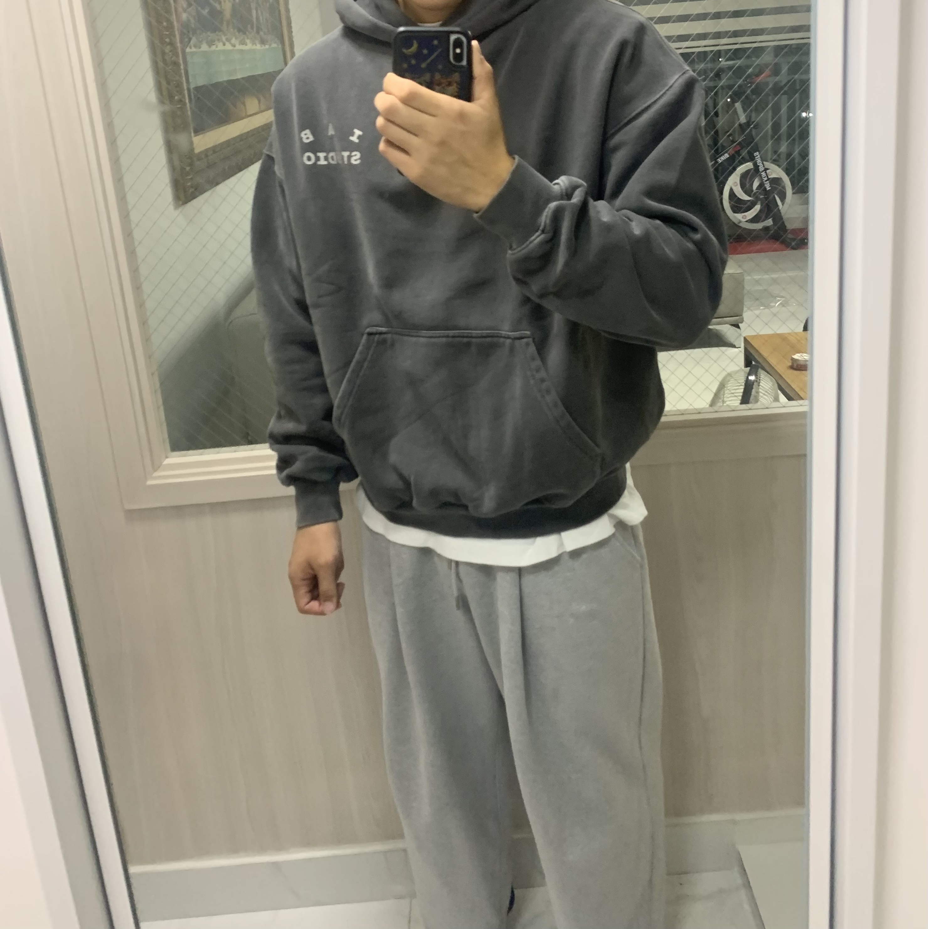 IAB Studio Pigment Hoodie & Sack Black 착용 스타일 - 1