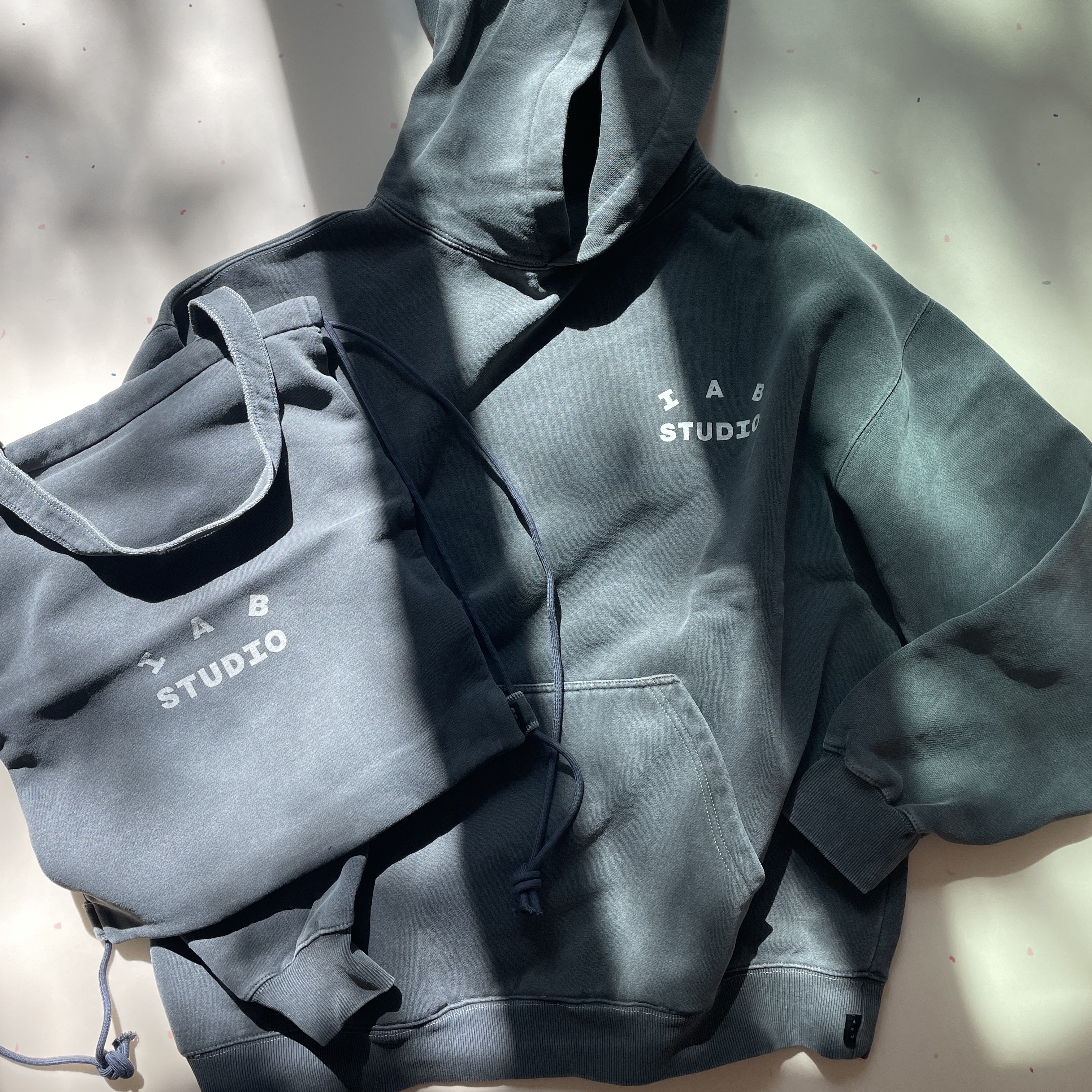 IAB Studio Pigment Hoodie & Sack Black 착용 스타일 - 1