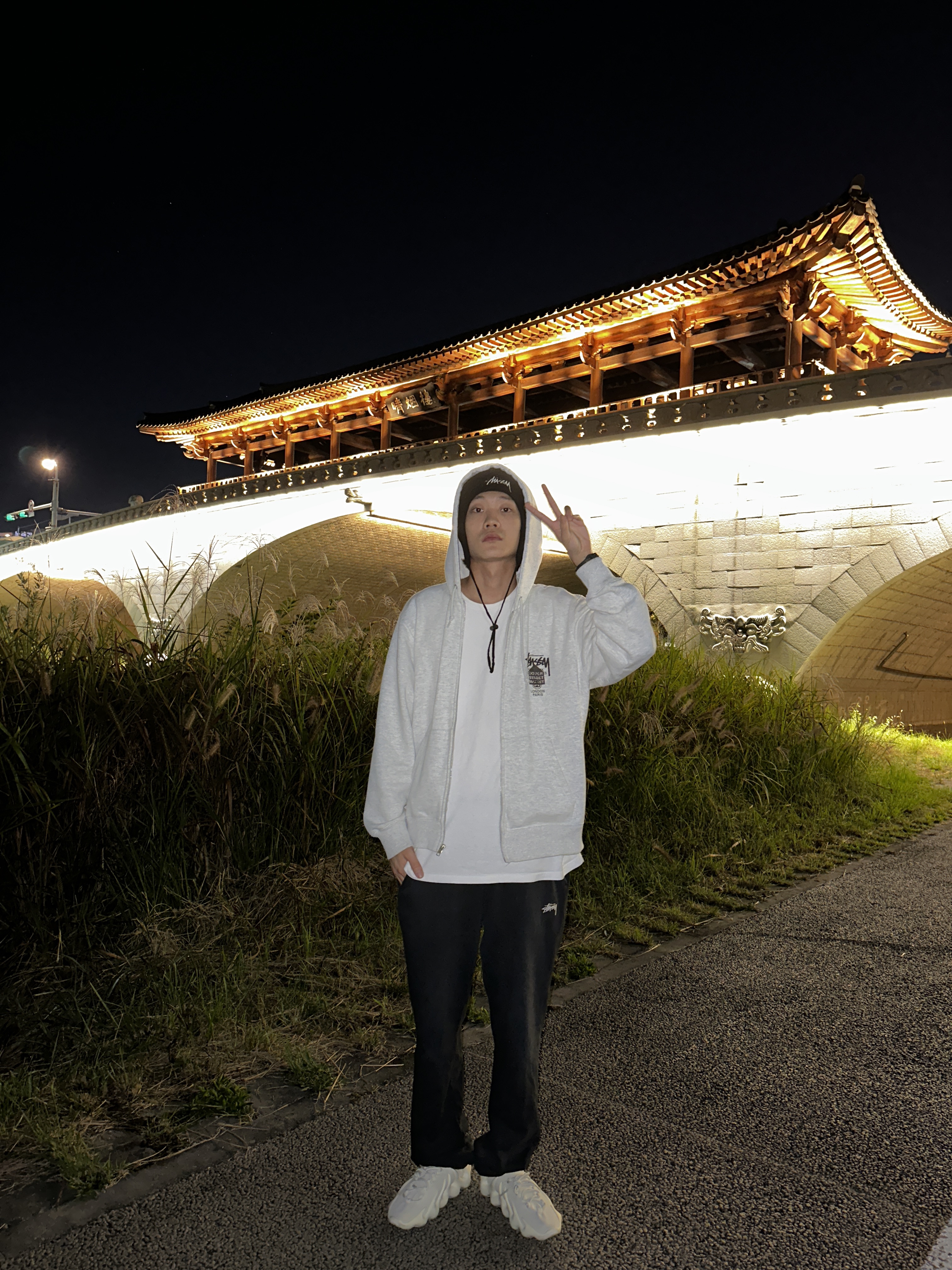 Stussy DSM World Tour Zip Hoodie Ash Heather 2022, Adidas Yeezy 450 Cloud White 착용 스타일 - 1