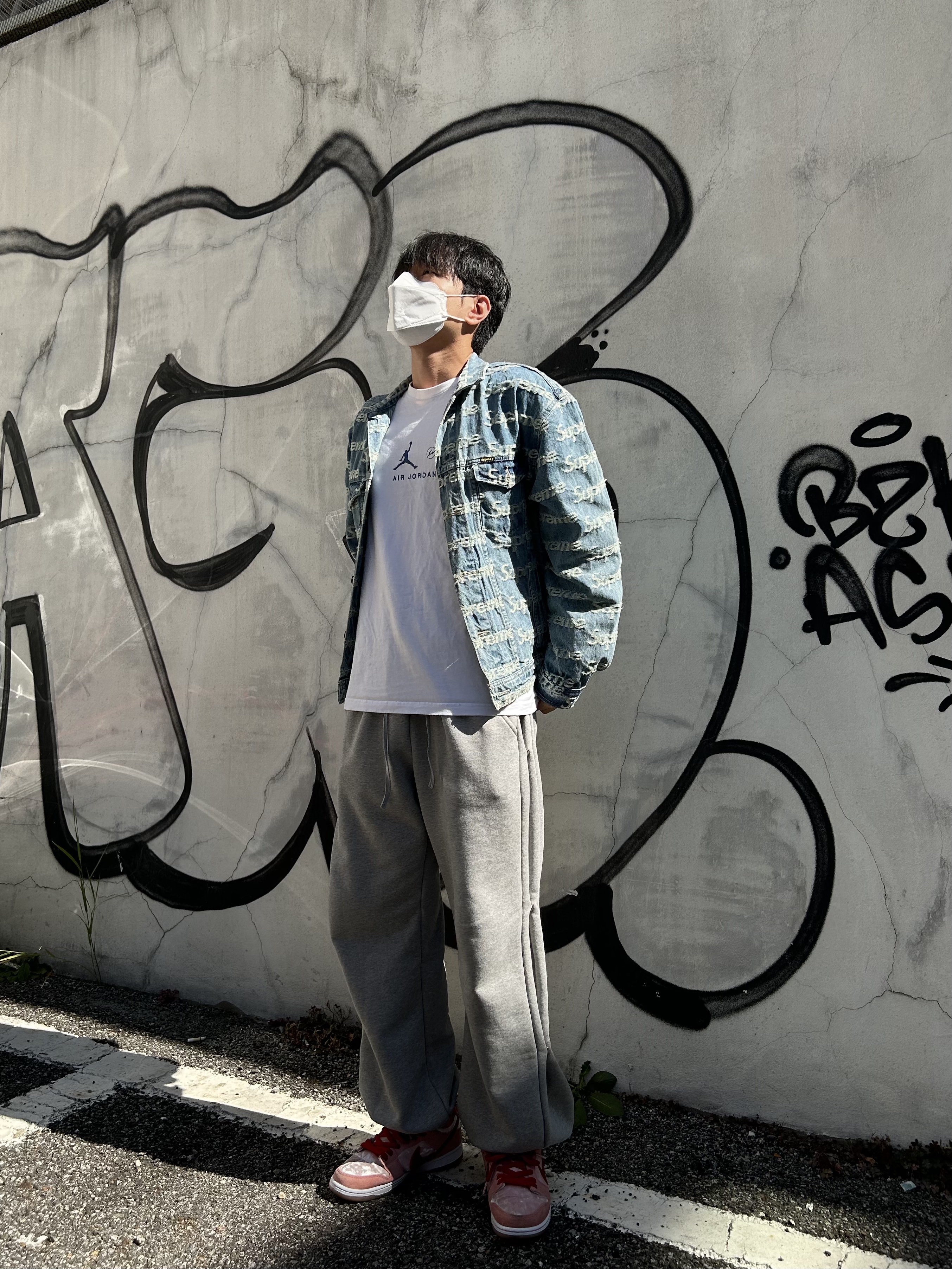 Supreme Frayed Logos Denim Trucker Jacket Blue - 21SS, Jordan x Fragment L/S T-Shirt White - Asia 착용 스타일