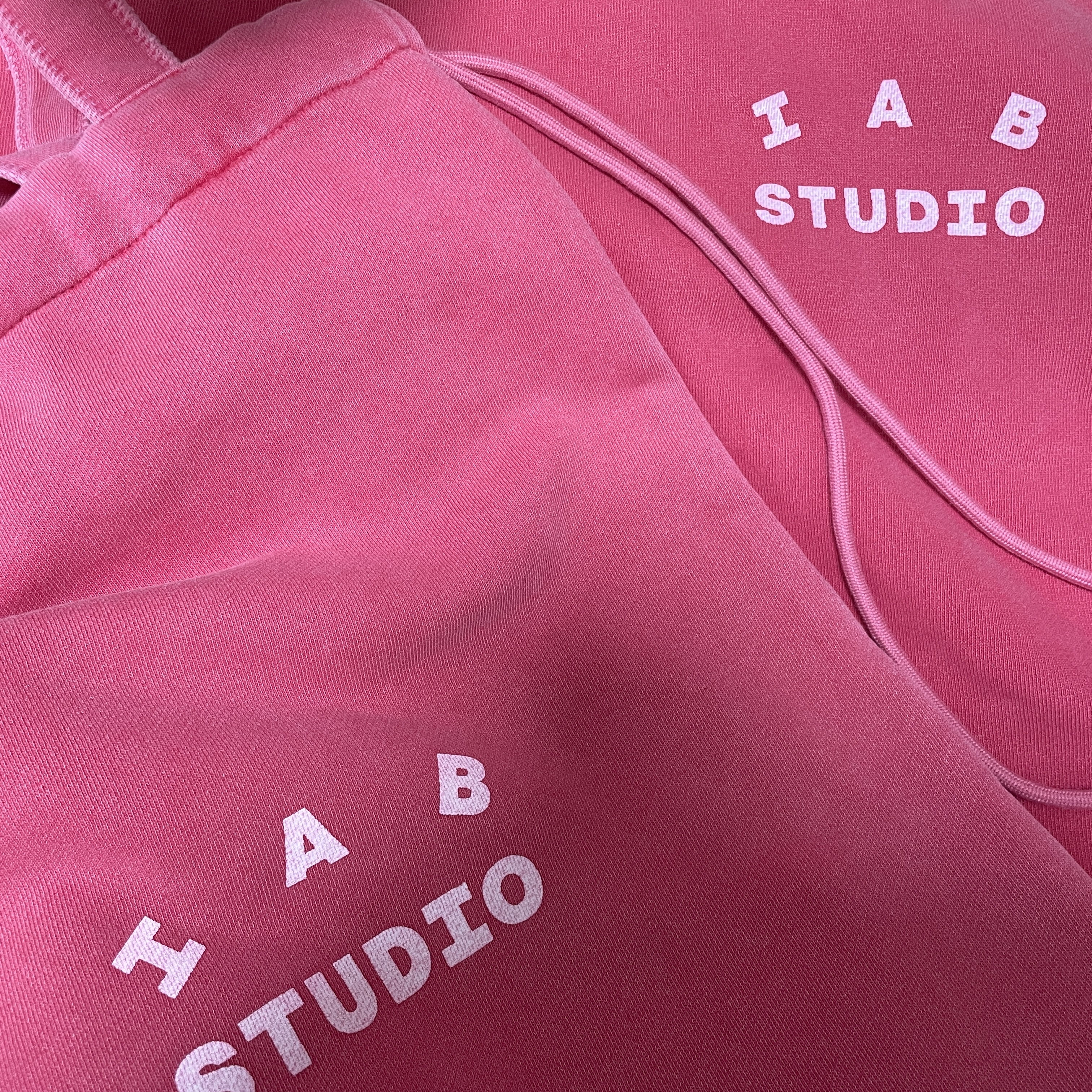 IAB Studio Pigment Hoodie & Sack Coral 착용 스타일