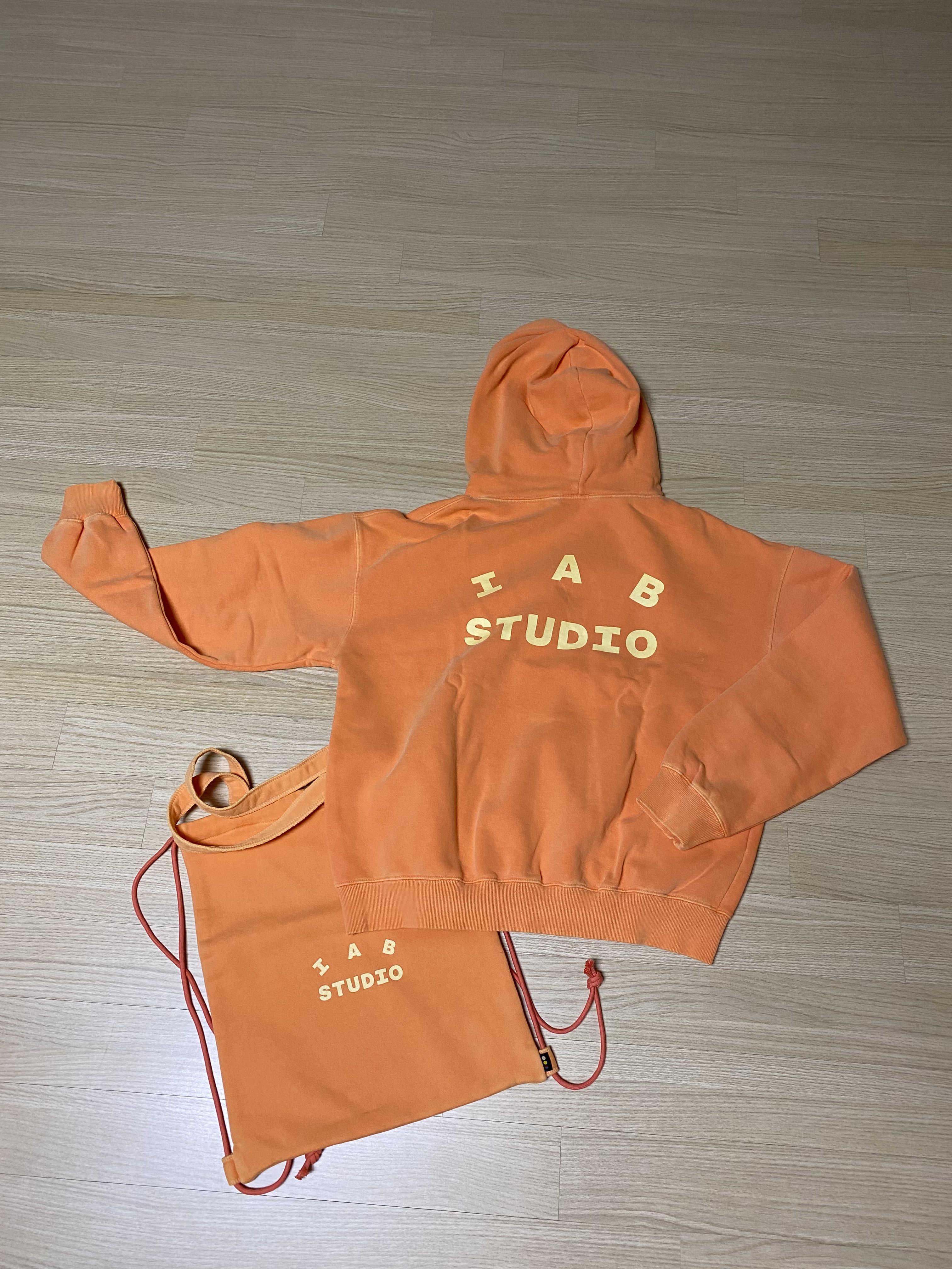 IAB Studio Pigment Hoodie & Sack Salmon 착용 스타일 - 2