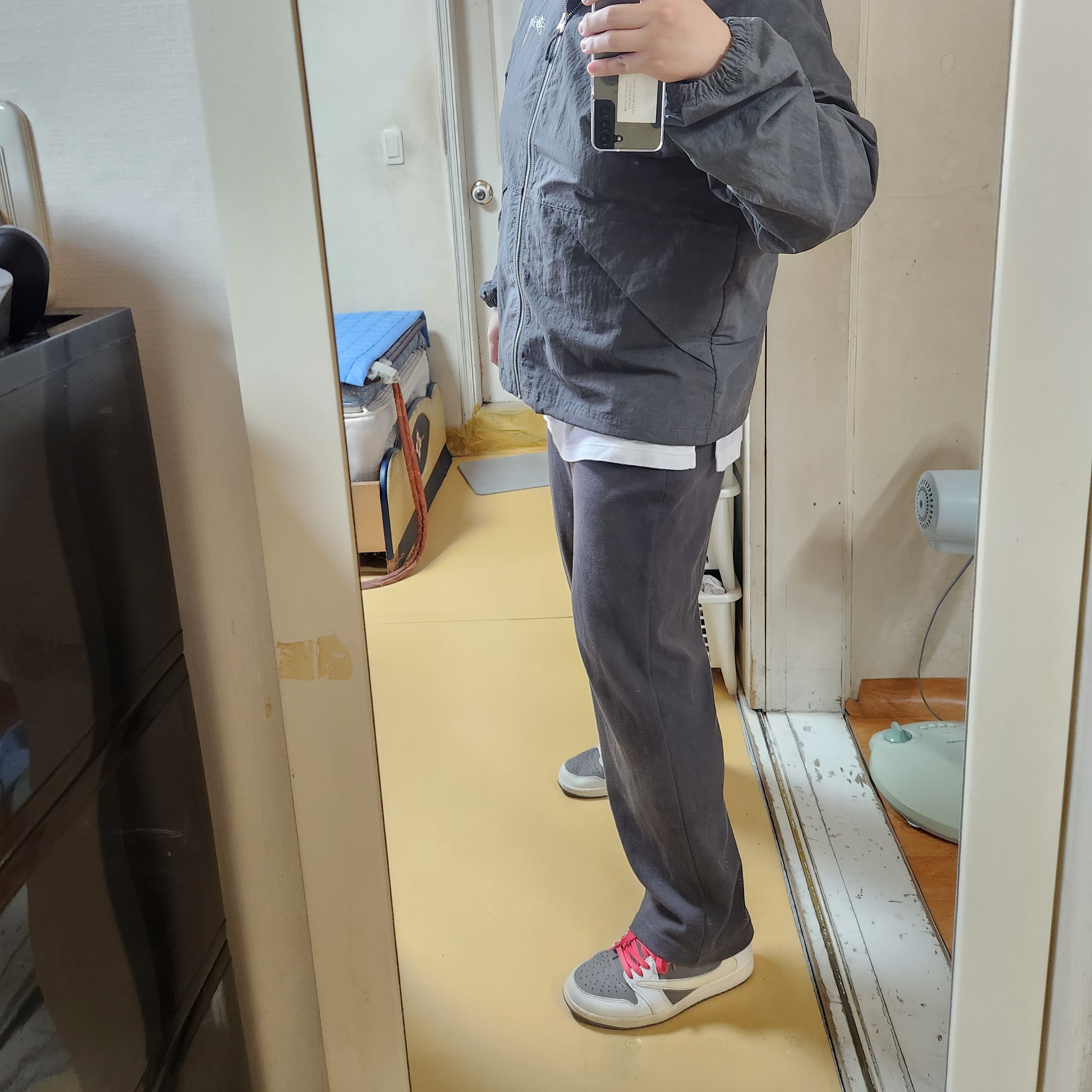 Stussy Wave Dye Beach Shell Jacket Black, Jordan 1 x Travis Scott Retro Low OG SP Sail and Ridgerock 착용 스타일
