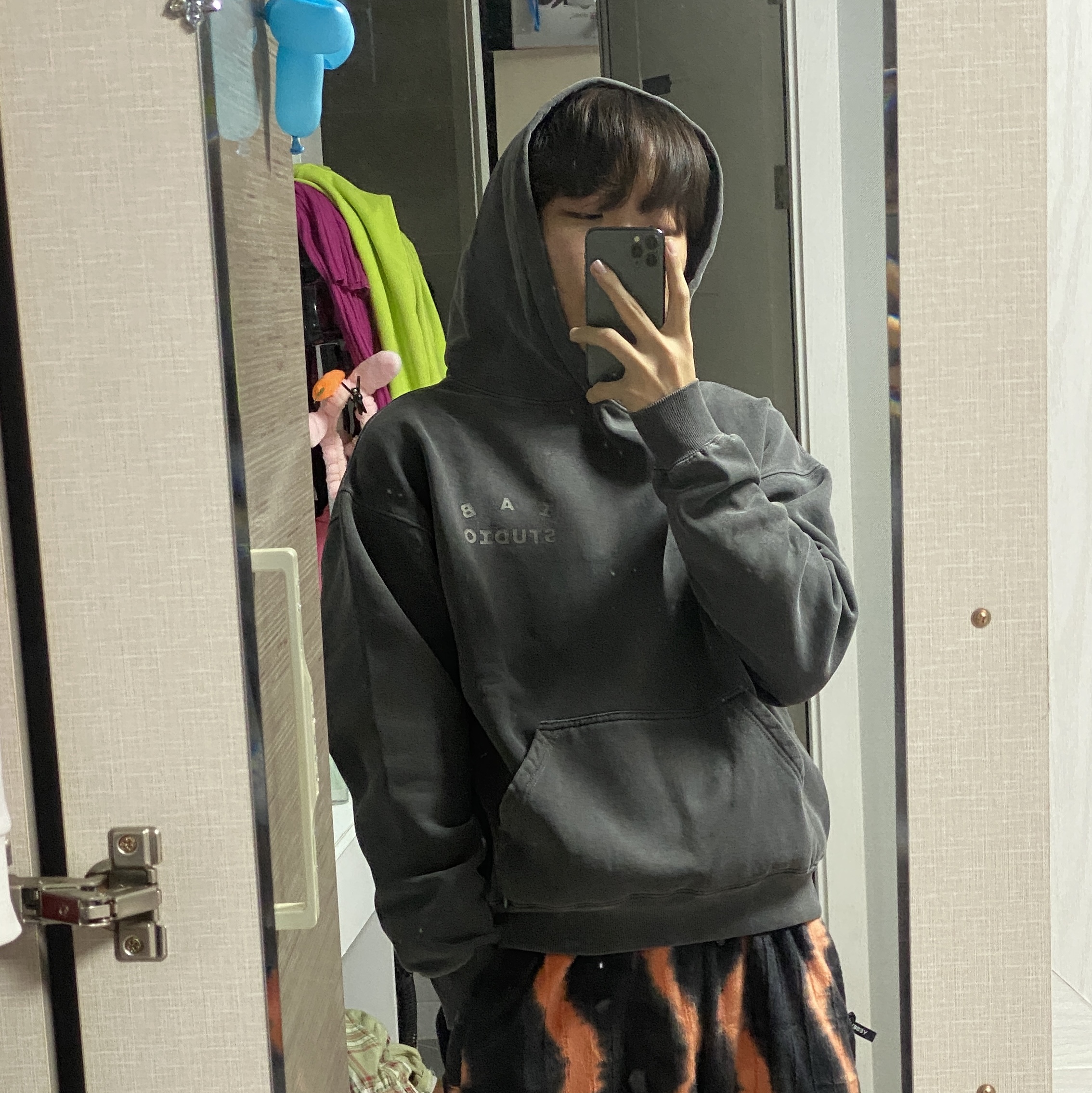 IAB Studio Pigment Hoodie & Sack Black 착용 스타일