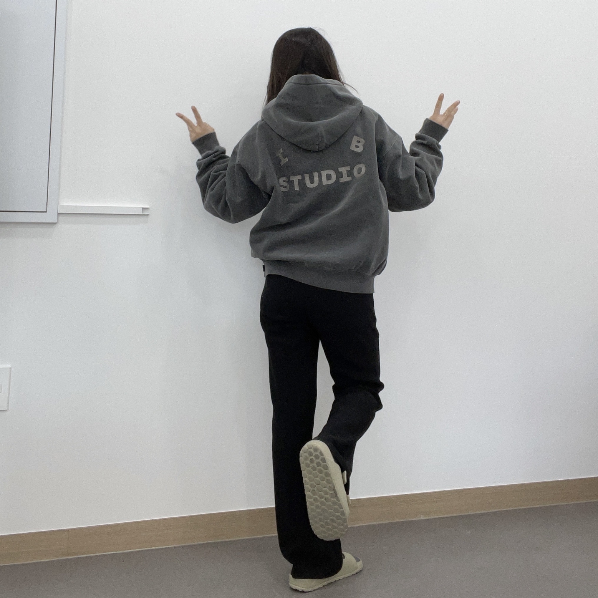 IAB Studio Pigment Hoodie & Sack Black 착용 스타일 - 2