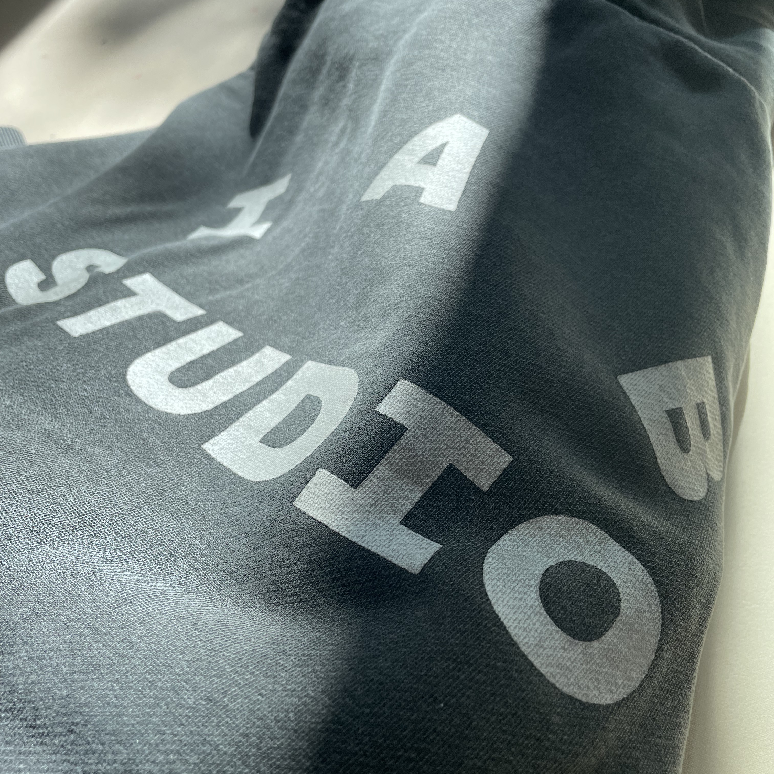 IAB Studio Pigment Hoodie & Sack Black 착용 스타일 - 3