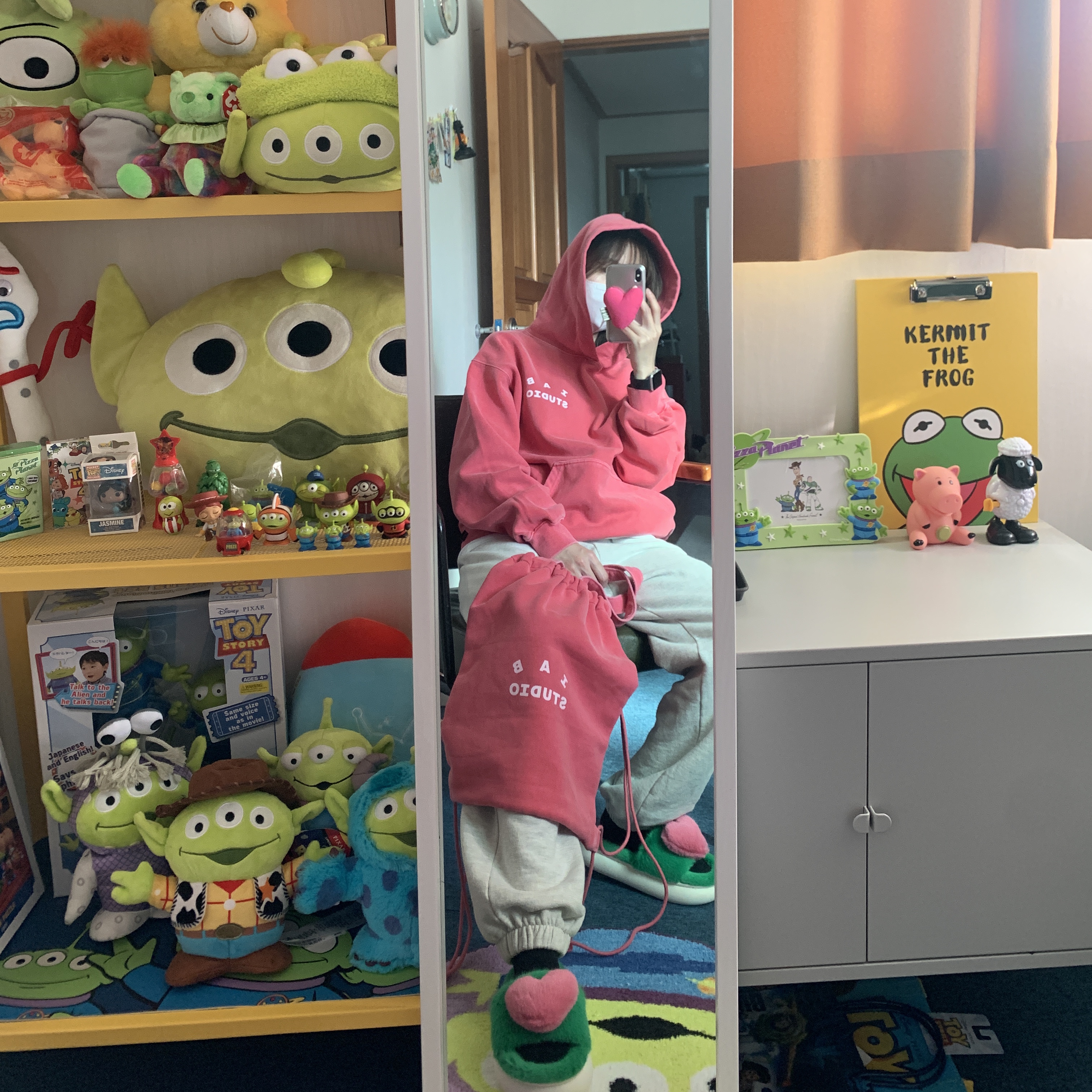 IAB Studio Pigment Hoodie & Sack Coral 착용 스타일 - 2