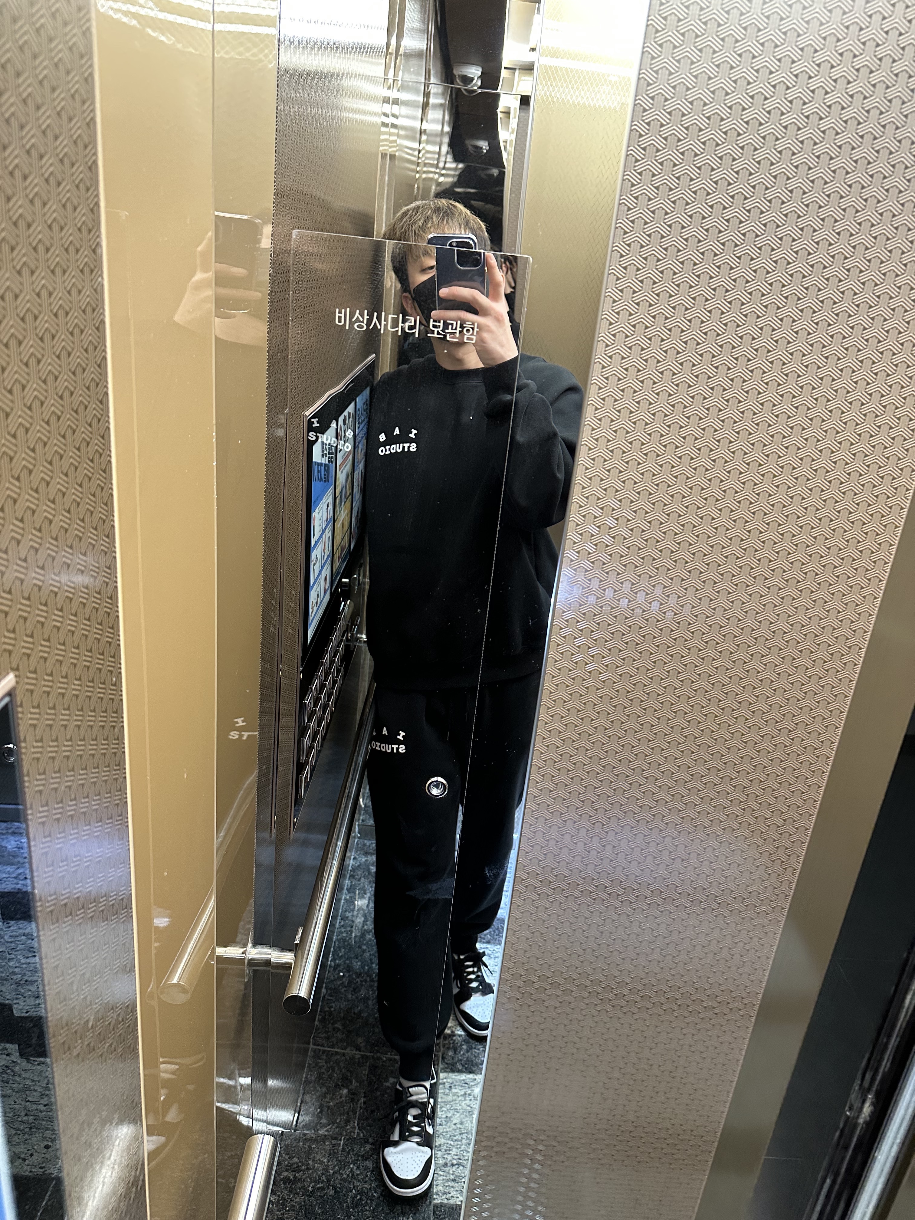 IAB Studio Sweatshirt Black - 19FW, IAB Studio Sweatpants Black White - 19FW 착용 스타일