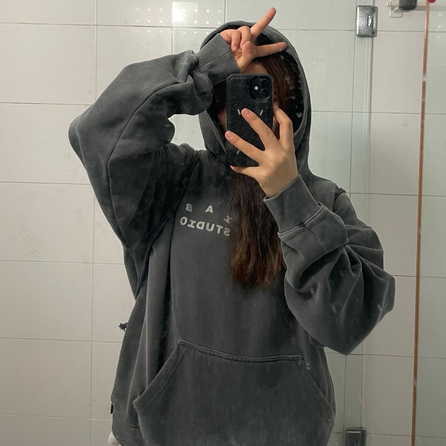 IAB Studio Pigment Hoodie & Sack Black 착용 스타일