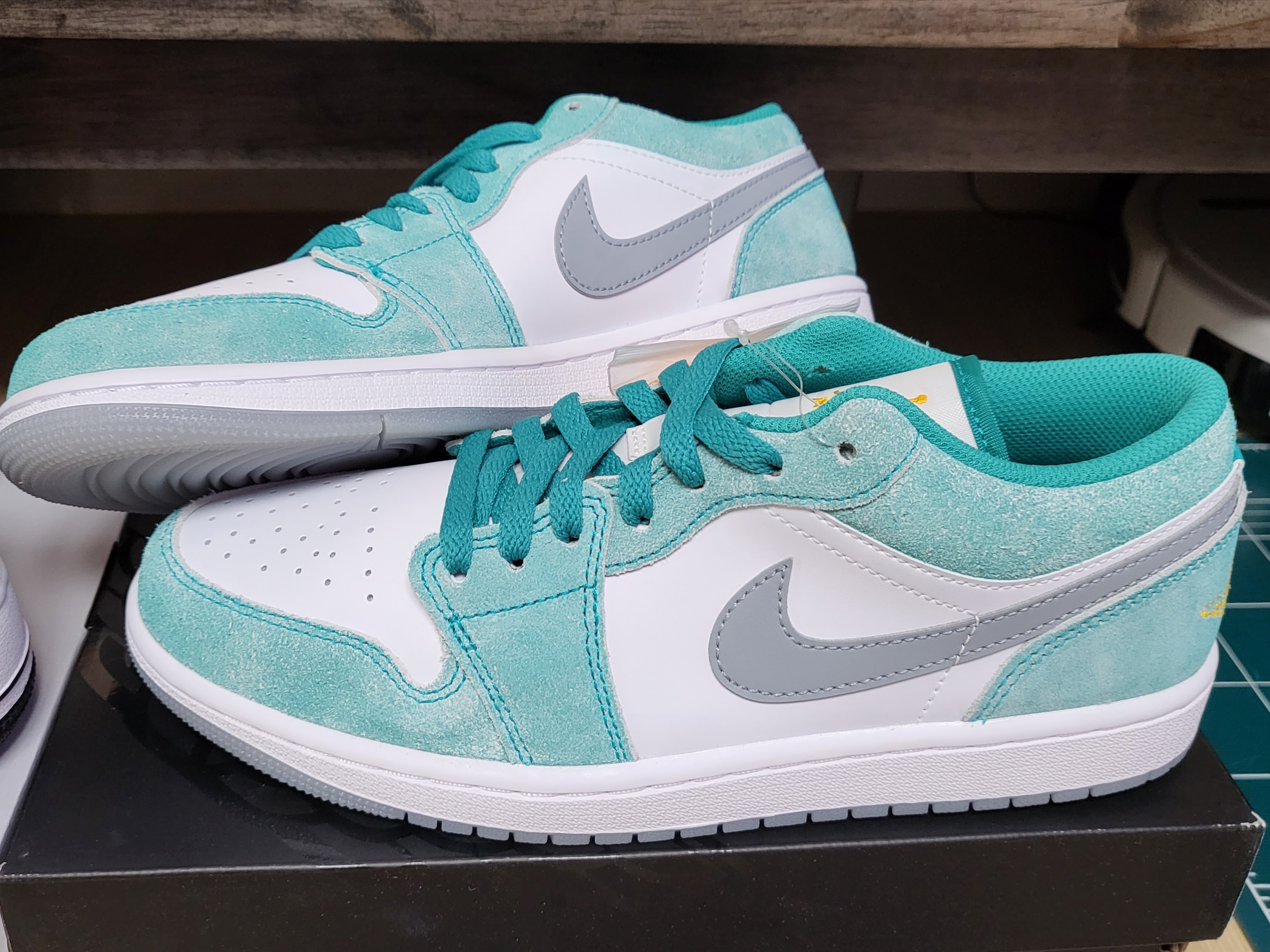 Jordan 1 Low SE New Emerald 착용 스타일 - 1