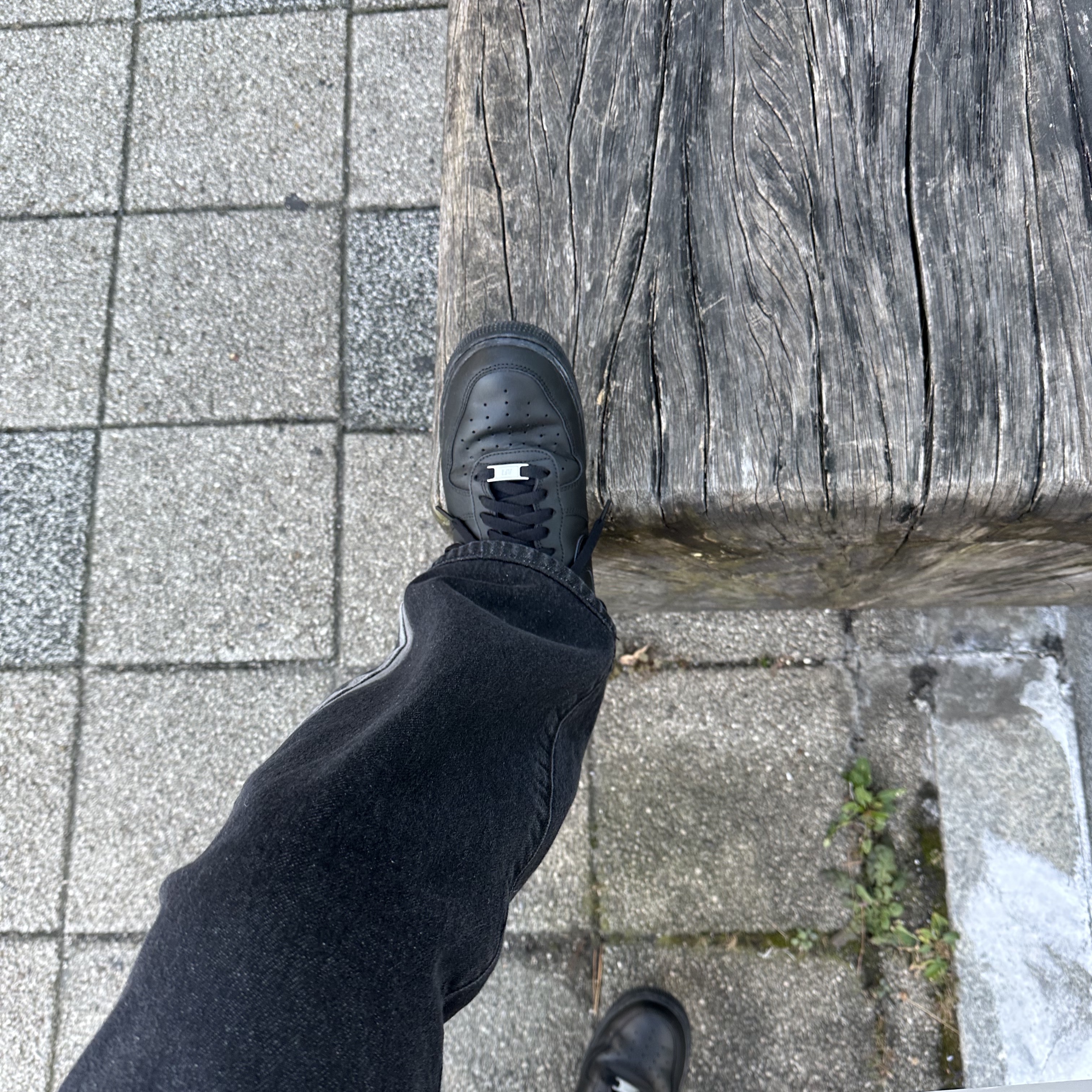 Nike Air Force 1 '07 Low Triple Black 착용 스타일