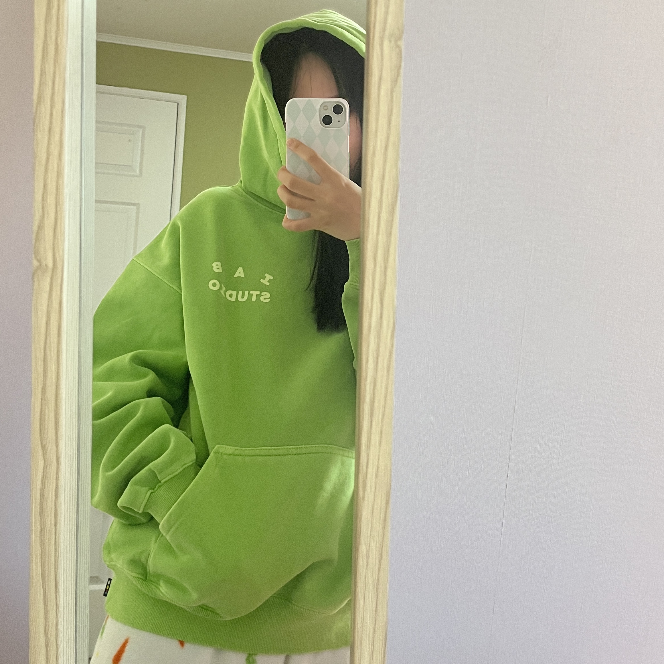 IAB Studio Pigment Hoodie & Sack Apple Green 착용 스타일 - 1