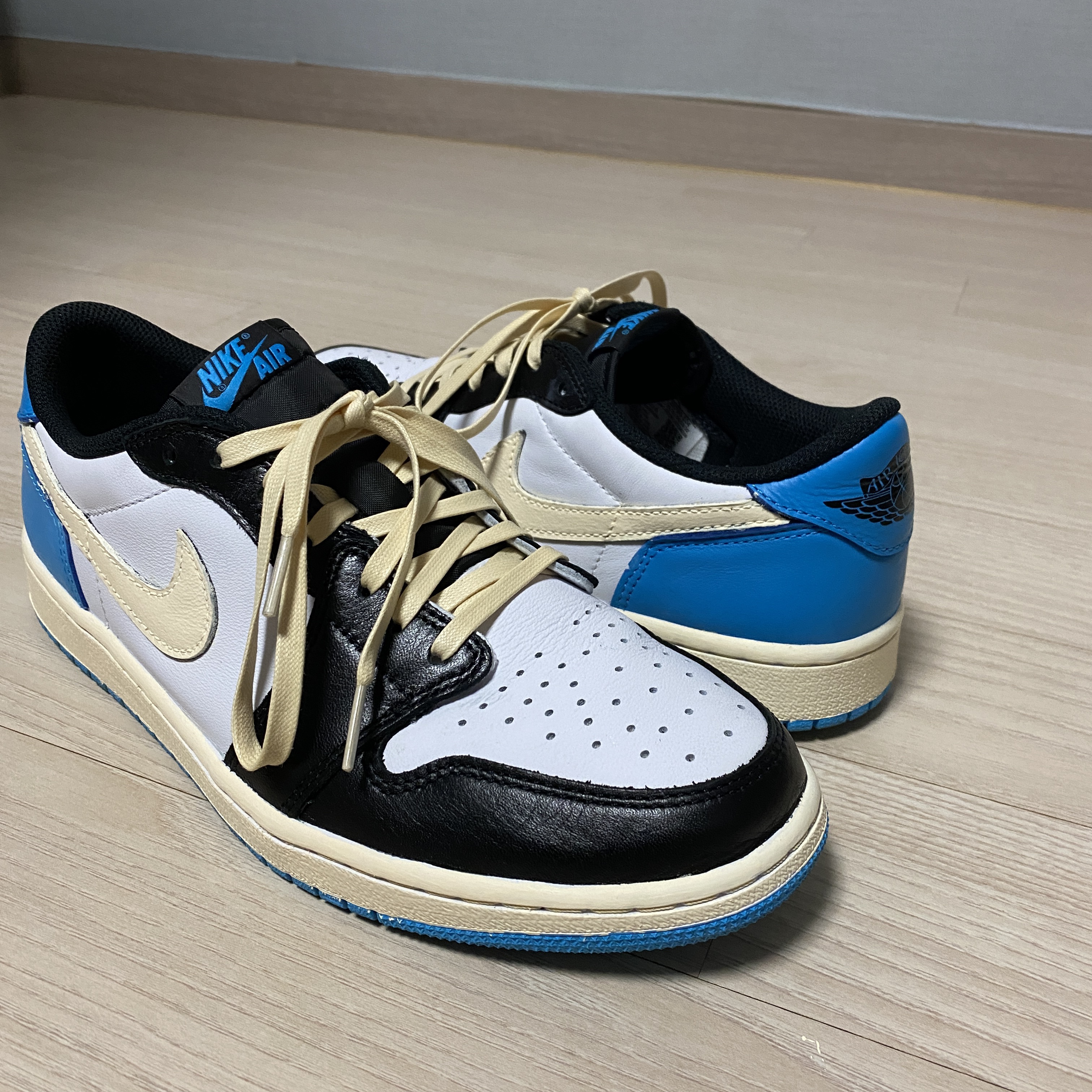 Jordan 1 Retro Low OG Black and Dark Powder Blue 착용 스타일