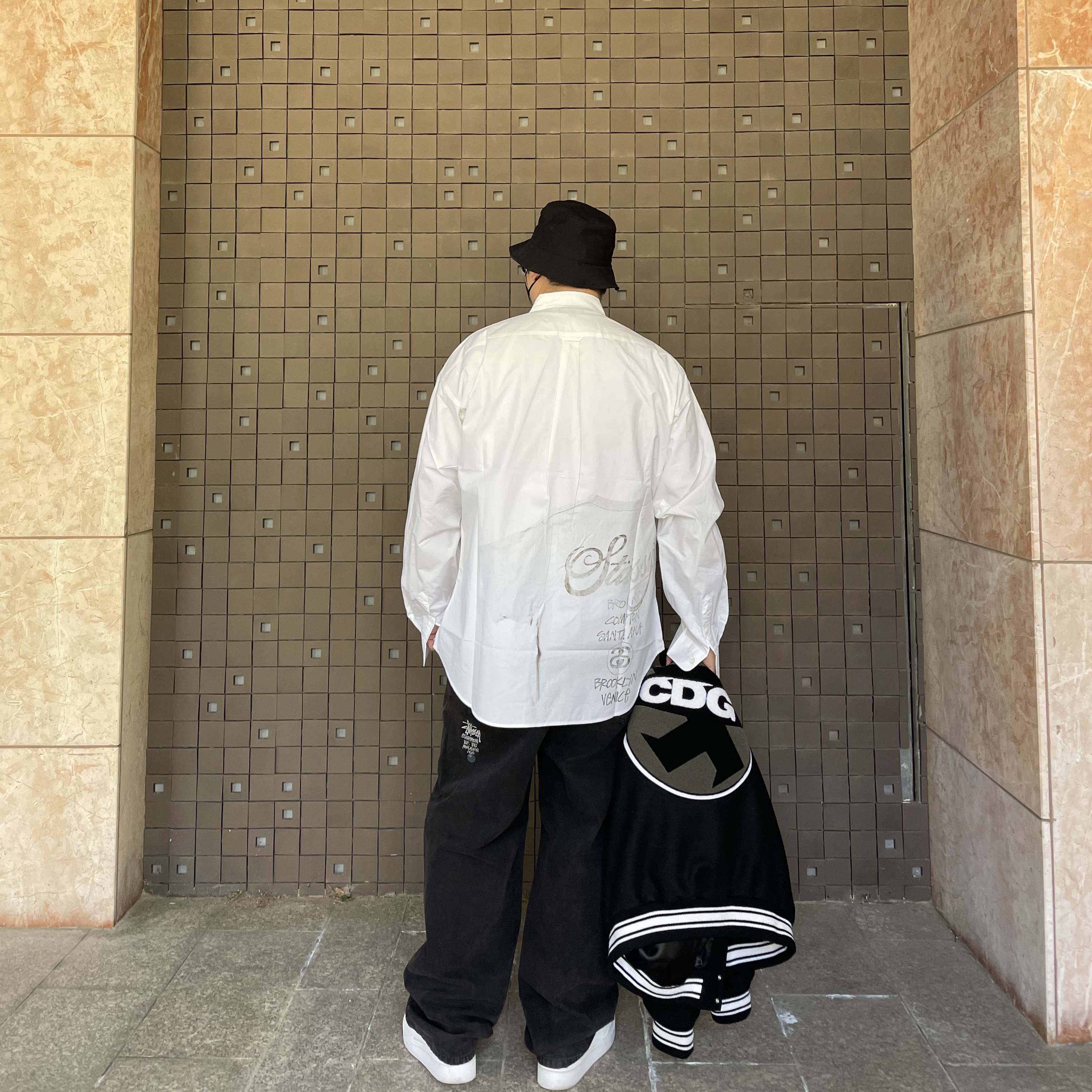 Nike x Peaceminusone Kwondo1 White, Stussy SS Link Deep Bucket Hat Black 착용 스타일 - 3