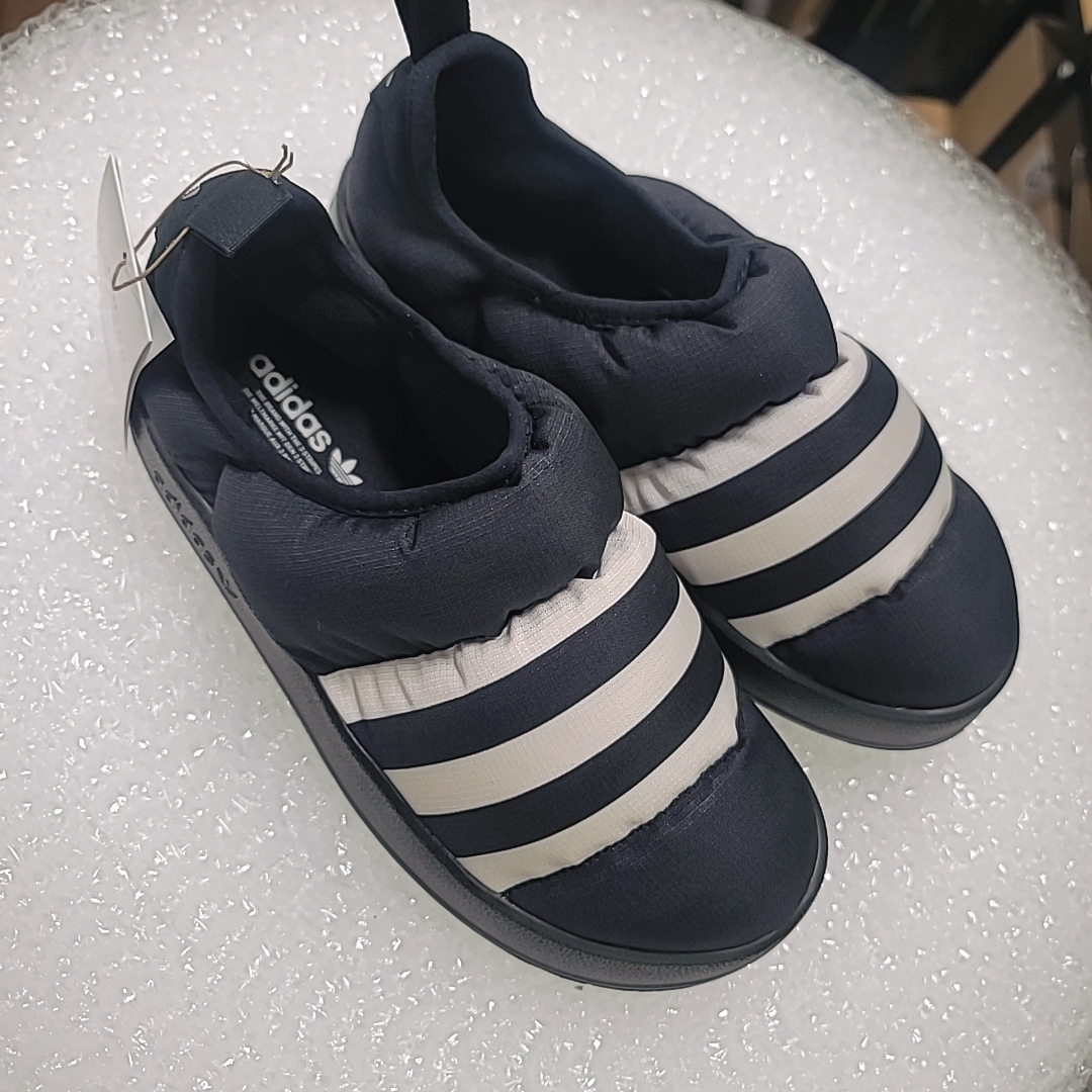 Adidas Puffylette Core Black 착용 스타일