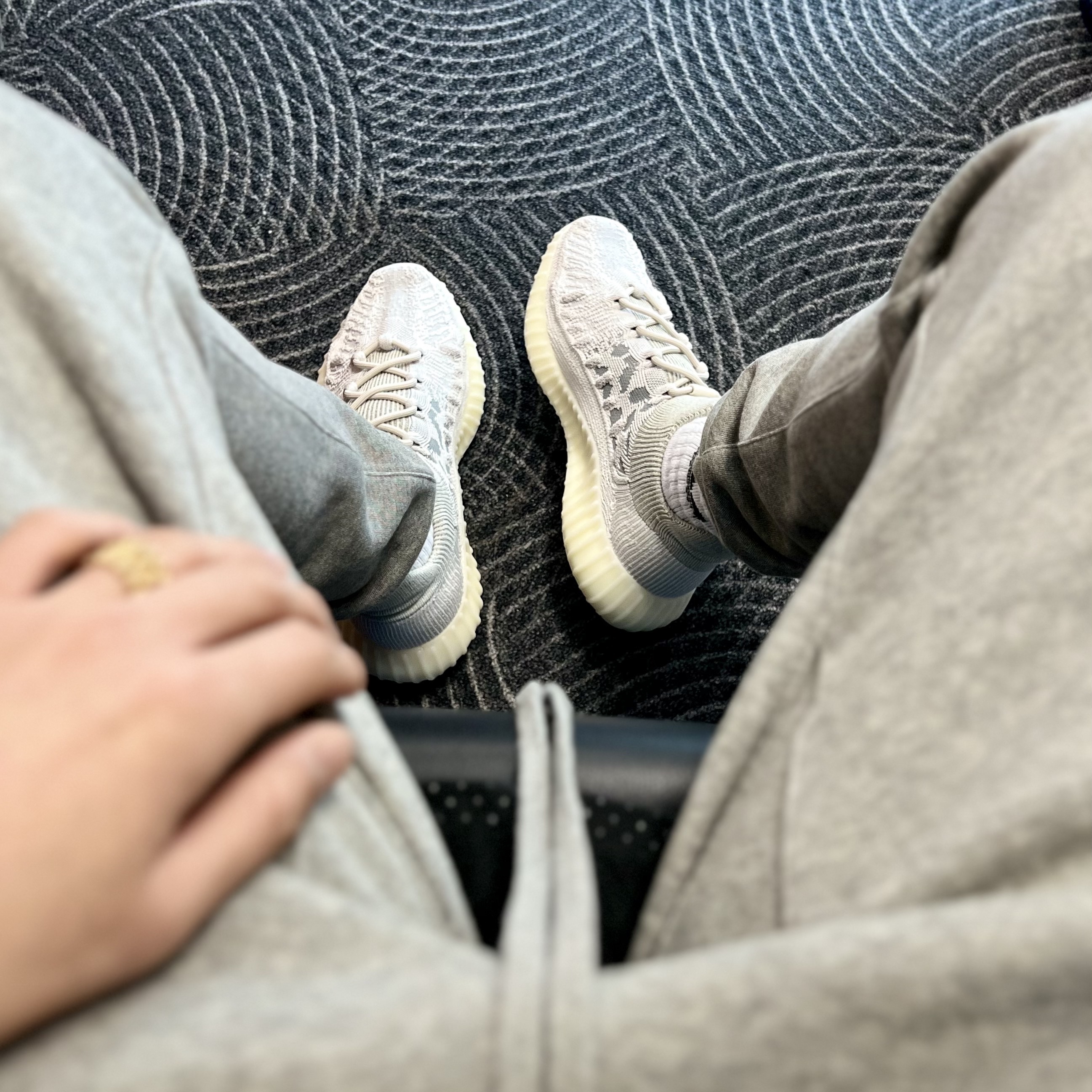 Adidas Yeezy 350 V2 CMPCT Slate Bone 2022/2023, Essentials The Core Collection Sweatpants Heather Oatmeal 착용 스타일