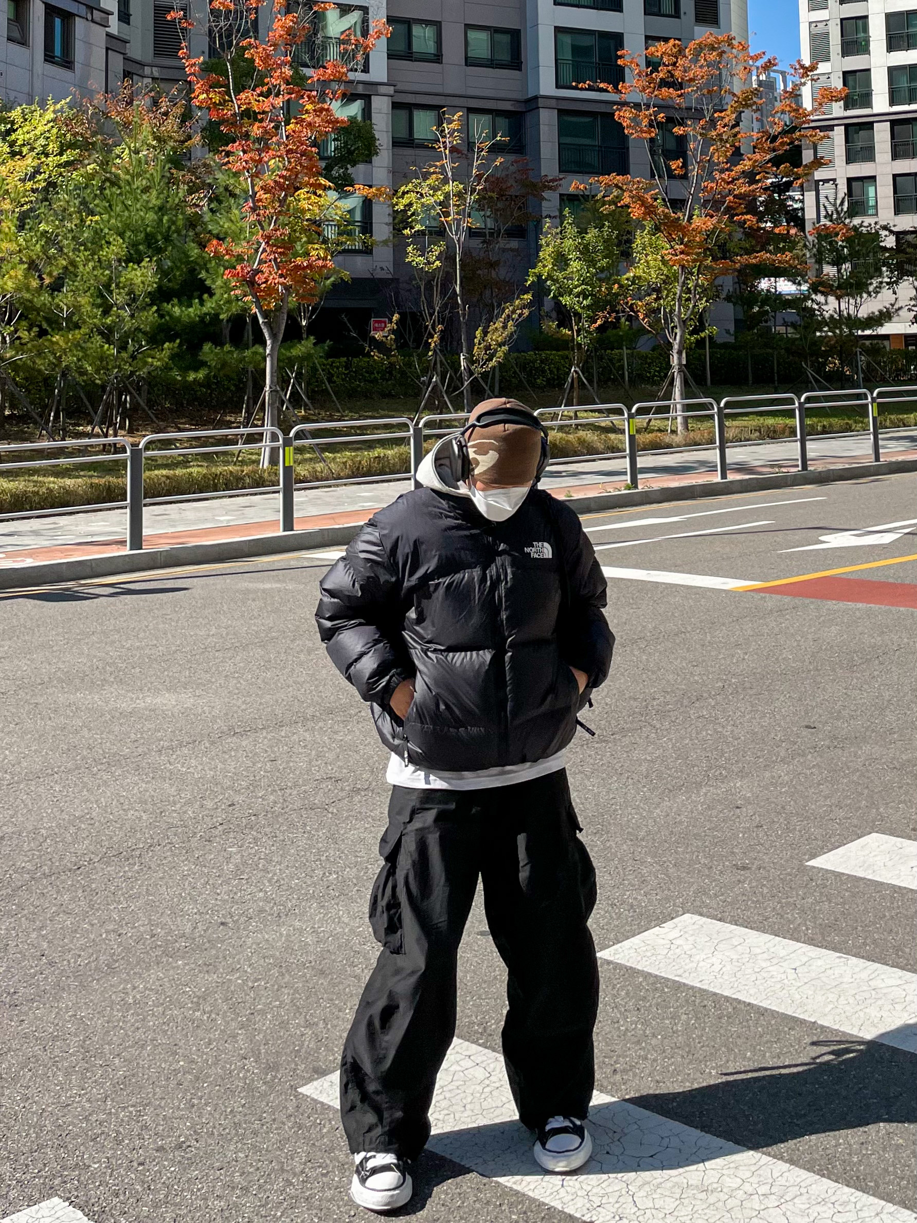 The North Face 1996 Eco Nuptse Jacket Black, Maison Mihara Yasuhiro Peterson OG Sole Canvas Low Sneakers Black 착용 스타일 - 2