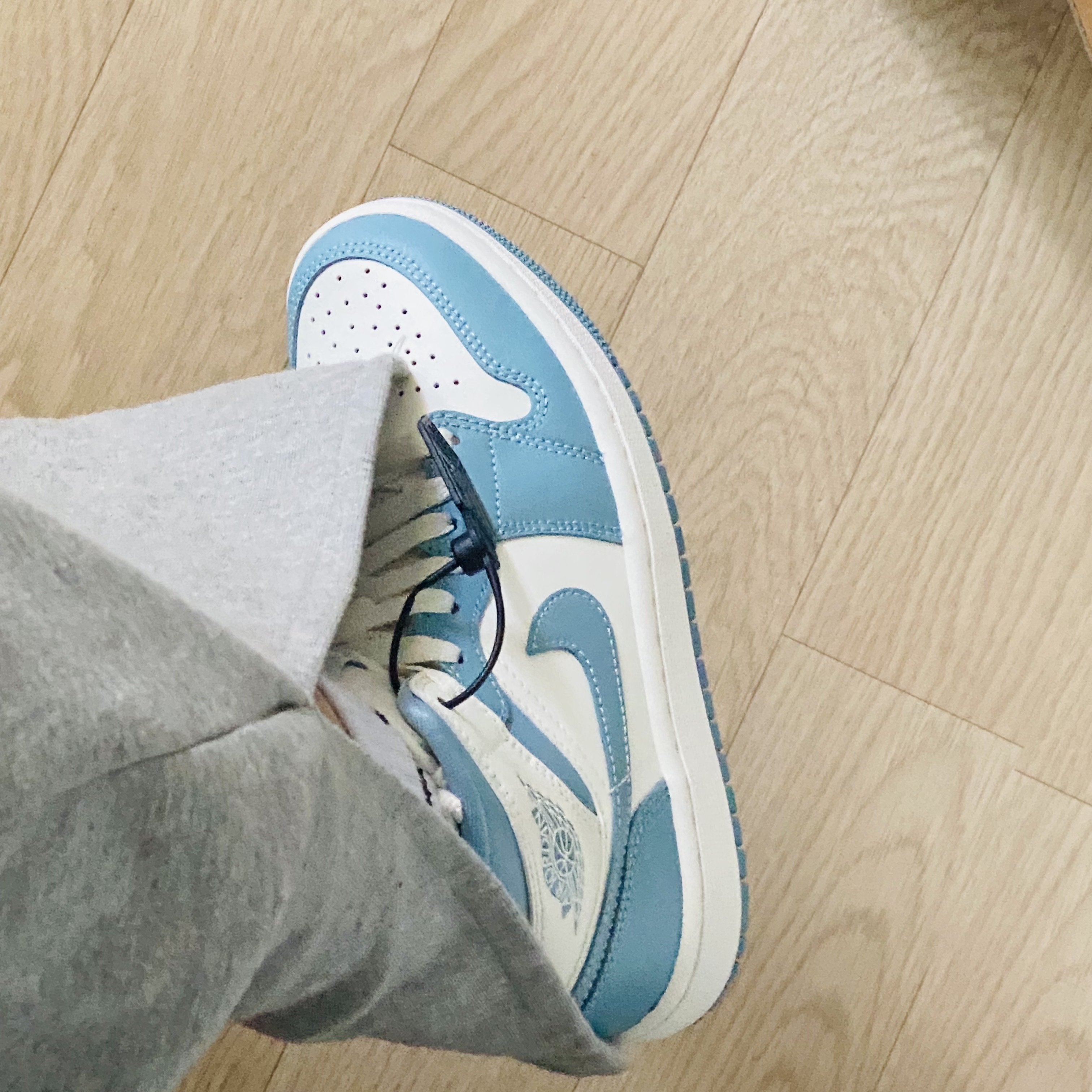 (W) Jordan 1 Mid Sail and Worn Blue 착용 스타일 - 2